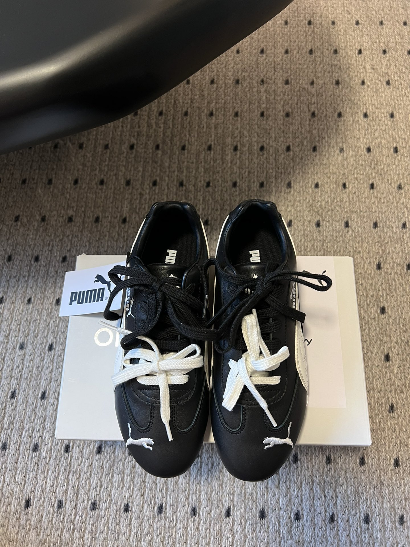 NO:240541,New colors are coming puma X openyy joint sneakers white retro beige cherry blossom pink I really recommend it!  !  The sisters are really popular in retro style this year. Seeing this pumaxopenyy beige design, this retro feel. The overall shoe has a very texture and the overall shoe shape is very retro, and the design of the flip tongue is even more classic. It makes you feel more retro. The footwear effect is very comfortable. The sole is thinner like the foot feeling of German training. Size 35-40, casual shoes/sports shoes, sneakers19860909新色来袭 puma X openyy 联名运动鞋 白色 复古米色 樱花粉色 我真的好推荐啊！！姐妹们今年复古风真的好火的 看到这pumaxopenyy米色这设计这复古的感觉的 鞋子整体非常有质感整体的鞋型非常的复古,翻盖鞋舌的设计更是经典.让你一整个复古的感觉更加浓郁 上脚效果 很舒服的.鞋底比较薄像德训的脚感. 码数35-40,休闲鞋/运动鞋,sneakers,Women's Shoes