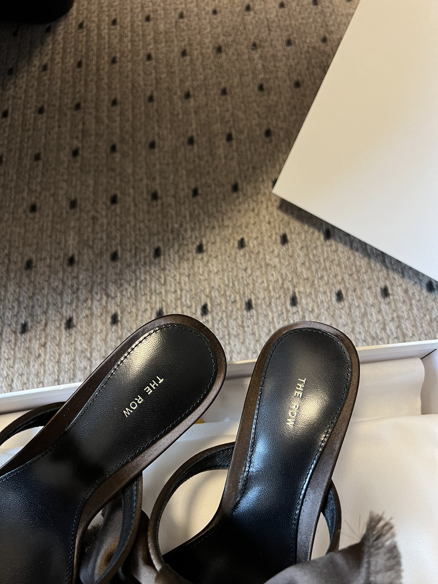 Queen 624: French Elegance in Hand-Weaved Butterflies Slippers - 图片 3