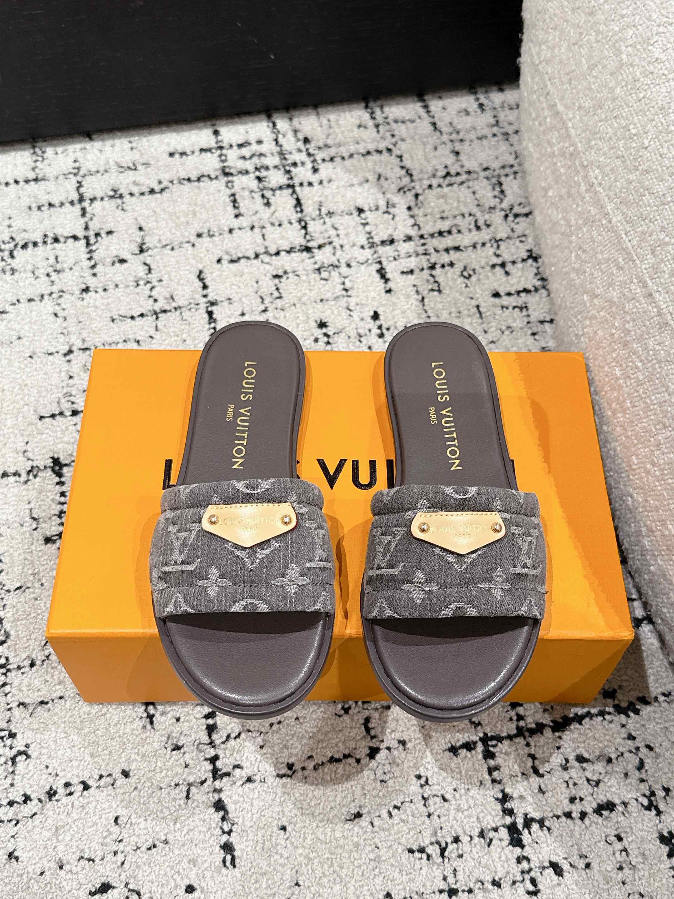 NO:261591,LouisVuitton 25/ Spring and summer new model, Takashi Murakami jointly signed flat-soled sandals. It is hard not to doubt whether it was borrowed from the Tang Sancai of the Tang Dynasty as the basis and innovated into the classic LV logo, using colors and large-area base colors of the upper as a comparison, creating the white three-color or black three-color element style of the upper, creating another classic model!  Super beautiful!  Unspeakable fashion!  Daily versatility is no problem, and it has the significance of changes and development of the times!  Super easy to wear, full of summer atmosphere!  Original custom fabric, Neli Niuli, Outsole, Imported Italian leather outsole Size#35-41 (40.41 custom made without return or exchange), slippers, louis vuitton, louis vuitton, slippers, Leather soles19860909LouisVuitton 25/ 春夏新款 村上隆联名 平底凉拖 很难不怀疑是不是借鉴了唐朝的唐三彩作为基础,创新成lv经典标志logo,采用彩色以及鞋面的大面积底色作为对比,创造出鞋面的白三彩或者是黑三彩元素风格,成就了又一个经典款！上脚超级美腻！说不出来的时尚！日常百搭不在话下,而且很有时代的变迁发展的意义！超级好穿,上脚满满的夏日氛围！ 材质原版定制面料 内里牛里 大底意大利进口真皮大底 Size#35-41（40.41定制不退换),拖鞋,louis vuitton,louis vuitton,slippers,Leather soles,Women's Shoes