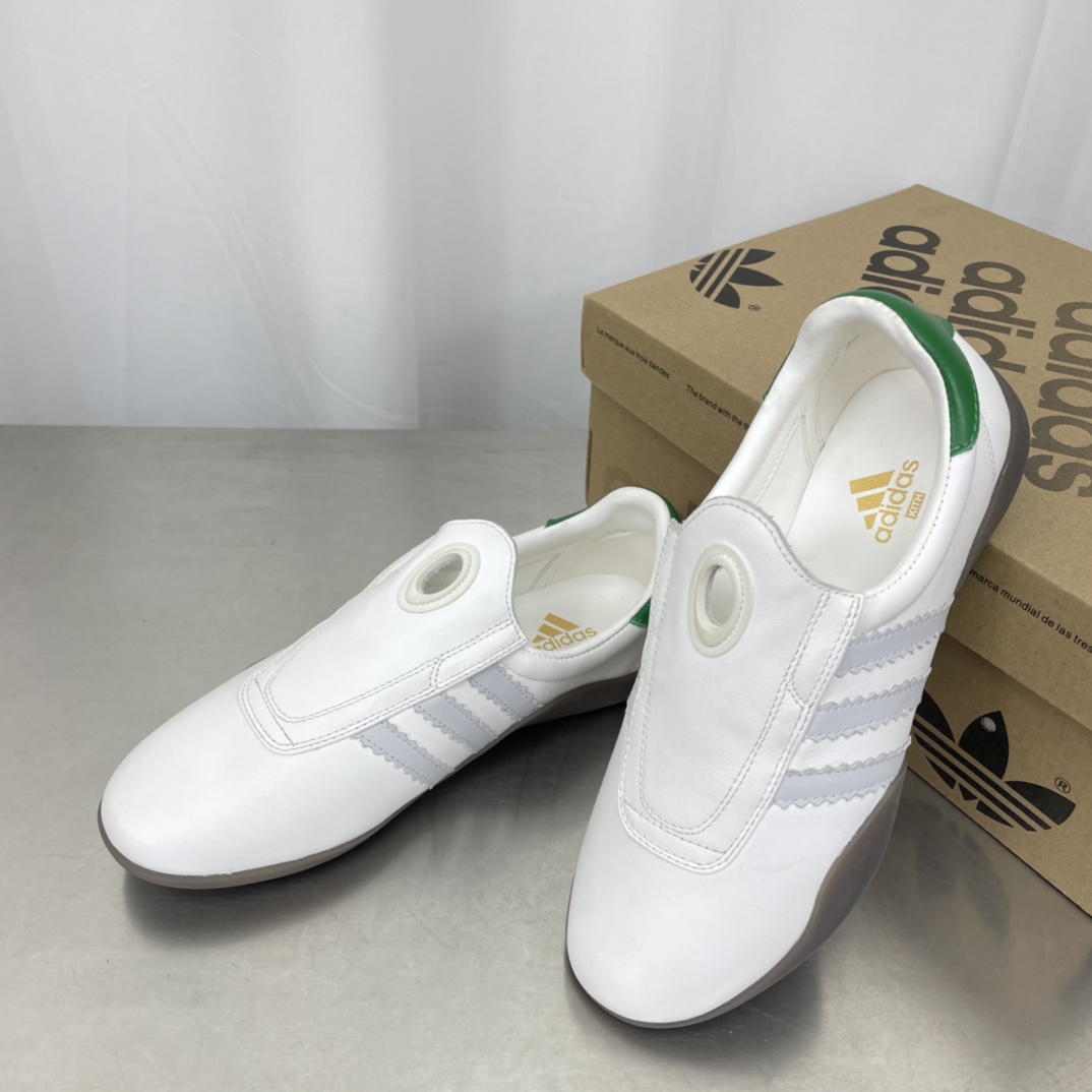 Adidas 25s: Professional and Fashionable Football Shoes for Spring and Summer