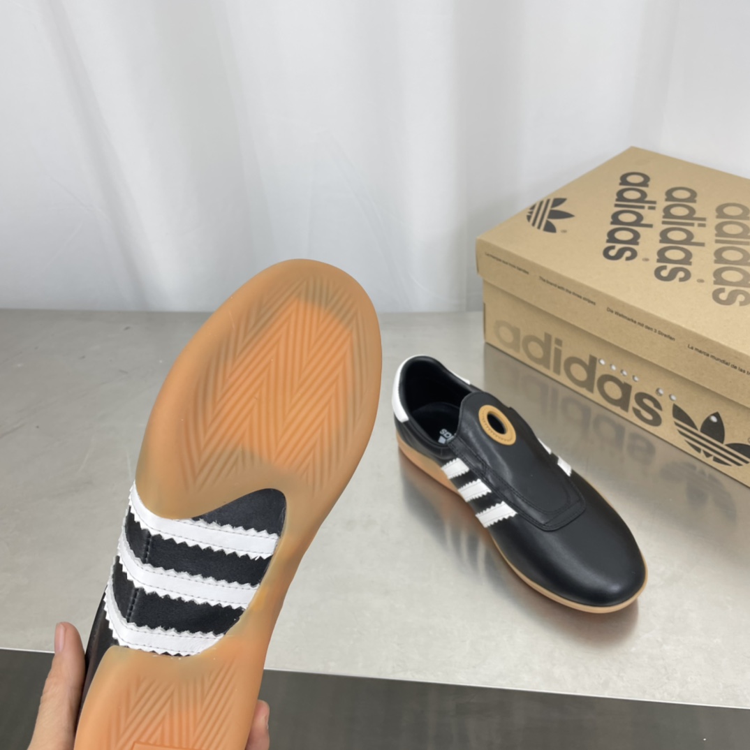 Adidas 25s: Professional and Fashionable Football Shoes for Spring and Summer - 图片 3