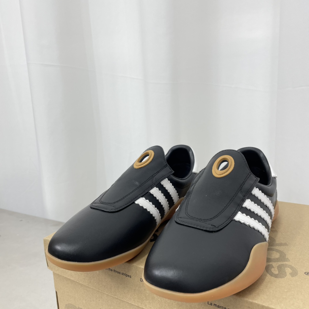 Adidas 25s: Professional and Fashionable Football Shoes for Spring and Summer - 图片 8
