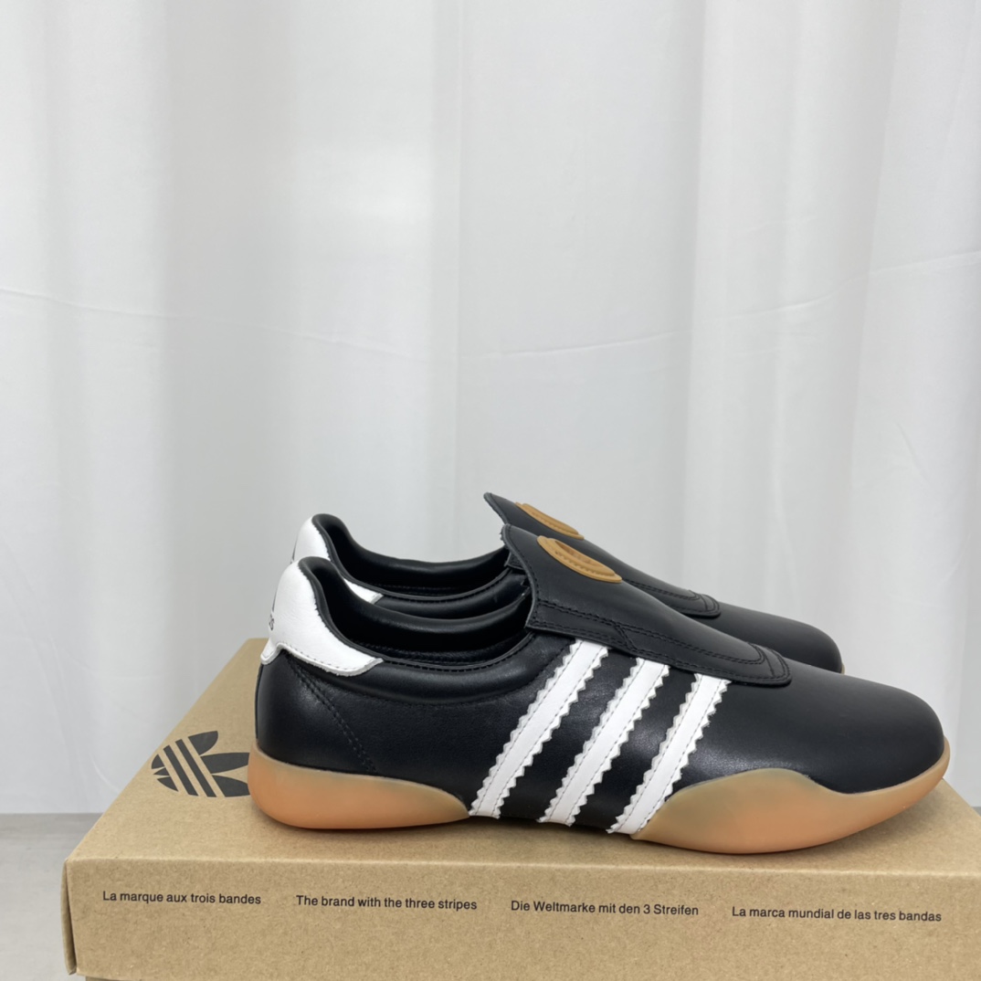 Adidas 25s: Professional and Fashionable Football Shoes for Spring and Summer