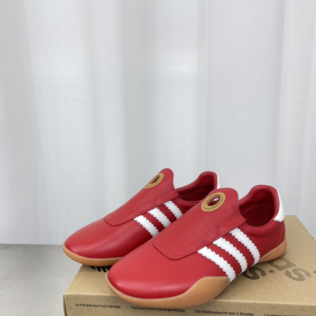 Adidas 25s: Professional and Fashionable Football Shoes for Spring and Summer - 图片 2