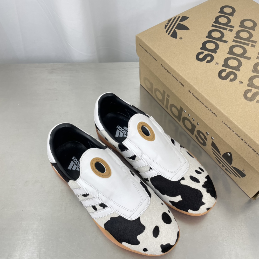 Adidas 25s: Professional and Fashionable Football Shoes for Spring and Summer - 图片 2