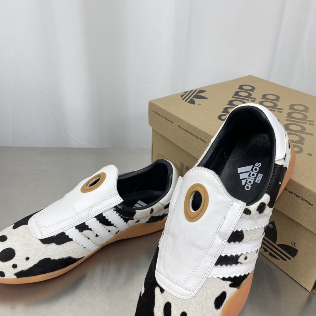 Adidas 25s: Professional and Fashionable Football Shoes for Spring and Summer - 图片 1
