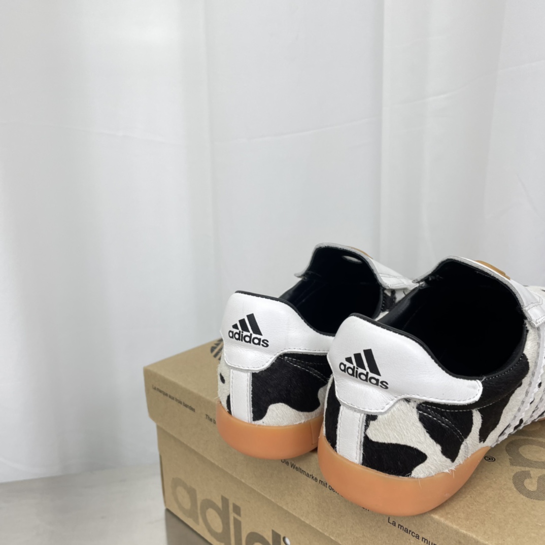 Adidas 25s: Professional and Fashionable Football Shoes for Spring and Summer - 图片 3