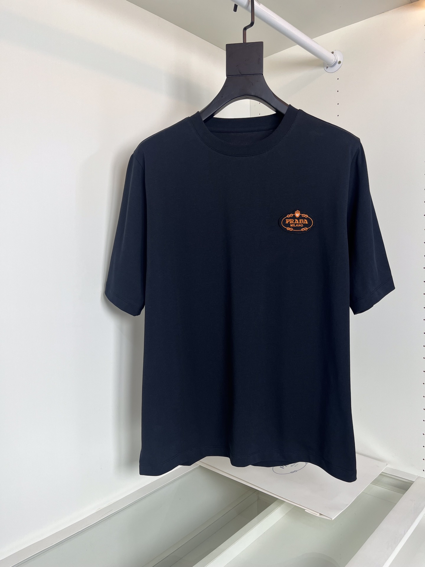 NO:152324,Pu*Da Pr**a 2025 summer cabinet is on sale. Classic logo styles every year. Small wide round neck short-sleeved T-shirt. This year's logo uses patch embroidered logo technology to present the style with a very popular slightly wide cut. The neckline is slightly fitted to the neck. The slightly wide cut makes the overall upper body comfortable and unrestrained. It is fashionable and trendy. The fabric is made of 220 grams of pure cotton, the upper body is skin-friendly and breathable, the overall number of expenses is high. The upper body is crisp and stylish. It is very suitable for wearing single or inner wear in spring and summer. It is highly recommended in spring and summer. Color Black off-white. Size M-3XL. Try on 172-148. Loose feeling (the next day's goods), T-shirt,tees, t-shirt,alexander wang19860909普*达Pr**a 2025夏季 柜在售 年年经典标志款式 微阔型圆领短袖T恤衫 今年标志采用贴布刺绣徽标的工艺来呈现版型采用颇具流行的微阔的剪裁,领口微微贴合颈部,微阔的剪裁让整体上身舒适无束缚,时尚而潮流感,面料采用220高克重纯棉料,上身 亲肤透气,整体支数高, 上身挺括有型,春夏不管单穿还是内搭非常适宜,春夏强烈推荐,颜色 黑色 米白色 码数M-3XL 试穿172-148穿L宽松感（隔天货）,,T-shirt,tees，t-shirt,alexander wang,Men's clothing