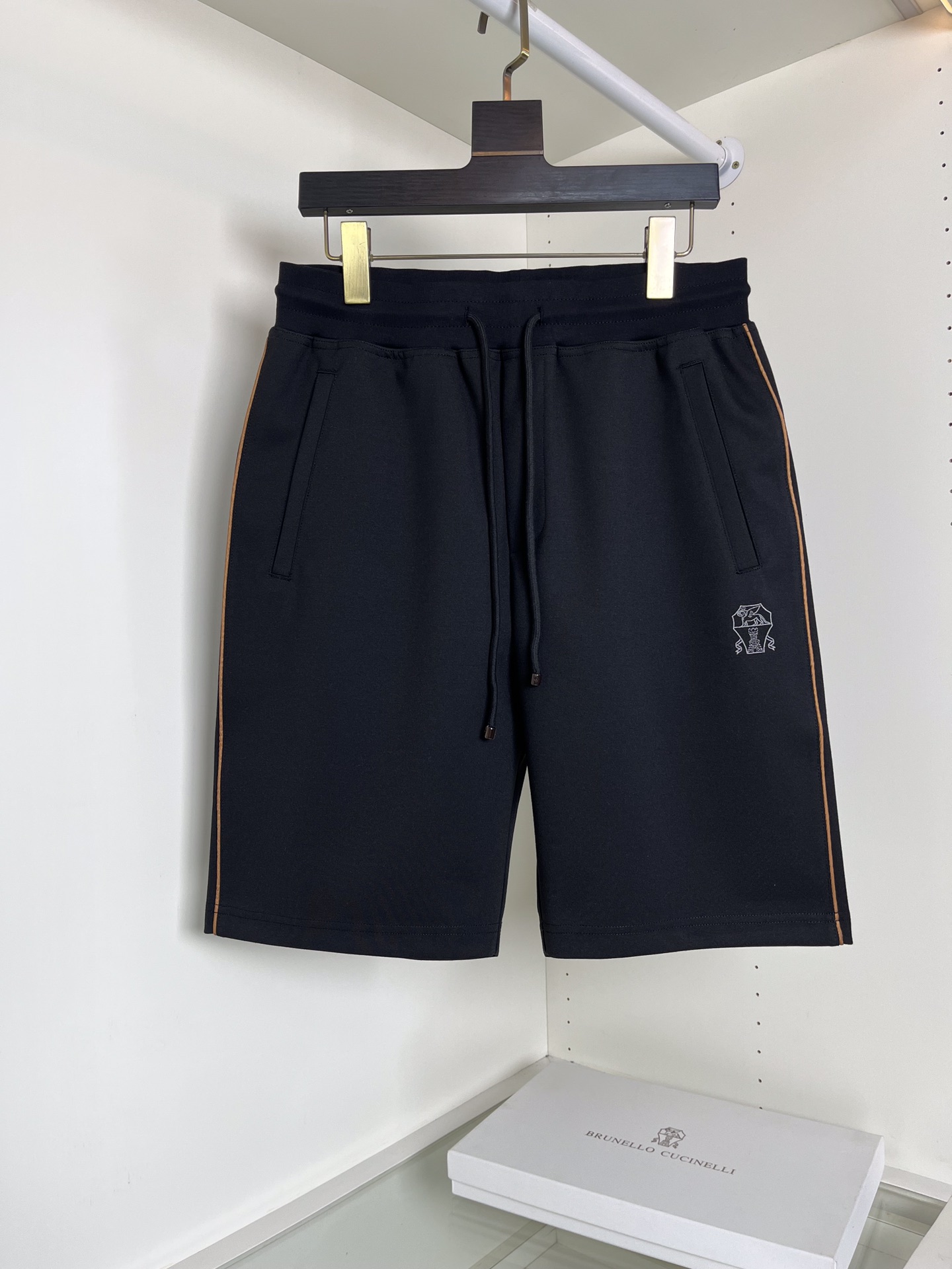 NO:152314,Bru**llo Cuci**lli summer 2025!  Recommended cabinets for Lao Qian upstart are on sale!  Elastic waist casual trousers, classic and versatile, simple design, brings unexpected elegant temperament to a sunny climate. High elastic waist and practical drawstrings to create a balanced elegance in comparison. Elastic waist, insert bags on both sides, logo LOGO embroidery combination, webbing on both sides, highlights the highlights of details, slightly loose style, the fabric is made of high-split customer-supplied blended material, the upper body is comfortable and breathable, easy to take care of, and has a good sense of crispness, which can be matched well in business and casual color black, gray blue, code M-3XL, try on 172-148, wear L slim fit (the next day's goods),,alexander wang19860909Bru**llo Cuci**lli 2025夏季！老钱新贵推荐柜在售！松紧腰休闲五分裤 经典百搭 简约的设计 为晴朗气候带来意外的典雅气质.高弹力腰部加实用抽绳,在对比中营造平衡的优雅.松紧腰 两侧插袋 标志LOGO刺绣结合 两侧织带点缀 凸显细节亮点 略微宽松的版型 面料采用高支客供混纺材质 上身舒适透气 易打理的同时 又有很好的挺括感 商务休闲都能很好搭配 颜色黑色 灰色 蓝色 码数M-3XL 试穿172-148穿L修身（隔天货）,,alexander wang,Men's clothing