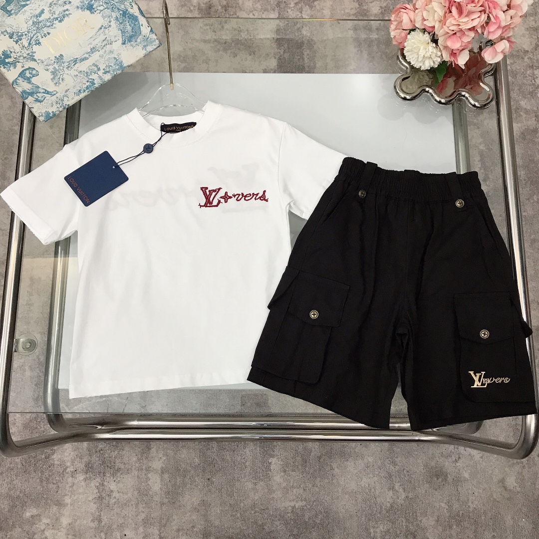 NO:211920,[Spot delivery] LOUI* & VUITTO* Limited series [Pure cotton short-sleeved heavy-industrial multi-pocket denim shorts] Pure cotton texture, soft and delicate, exquisite style, obvious embroidery on the left chest of the T-shirt, large logo embroidery design behind the back, heavy-industrial creates denim shorts, multi-pocket elements with hardware buckles, elegant and handsome, soft and comfortable, skin-friendly, excellent upper body effect, color white, size size--120-130-140-150 [CM] Counter packaging 70, clothes, louis vuitton, shorts, T-shirt, tees, t-shirt,19860909【现货发】   LOUI* & VUITTO* 限定系列【纯棉短袖重工多口袋牛仔短裤】纯棉质地 柔软细腻 精致款 T恤左胸口前明显刺绣logo背后大logo刺绣设计,重工打造牛仔短裤 多口袋元素搭配五金扣 尽显优雅跟帅气 柔顺舒适 亲肤不扎 上身效果极好 颜色白色  size尺码--120-130-140-150【CM】 专柜包装70,衣服,louis vuitton,shorts,T-shirt,tees，t-shirt,,Children's