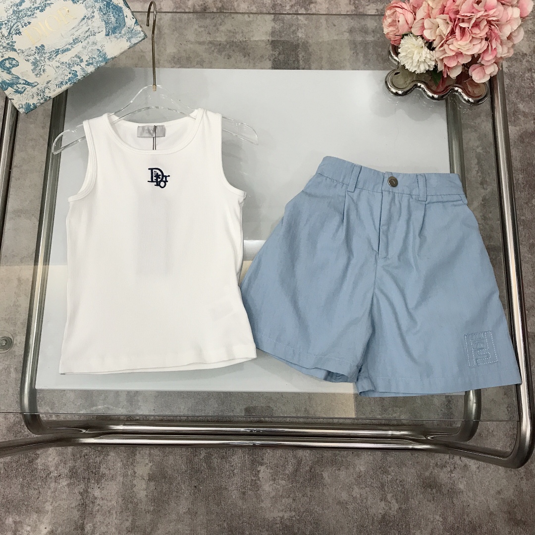 NO:211929,【Spot shipment】 Size - FEND* & DIO*【Soft Embroidered Small Vest Soft Diagonal Cotton Shorts】Pure Cotton Texture Soft and Delicate Delicate ~ Exquisite embroidered LOGO Vest on the chest with soft and smooth ice-sensing shorts Double FF embroidered stamps on the legs Soft and comfortable, skin-friendly and not tied, excellent upper body effect Color white size size-120-130-140-【CM】 Counter packaging 70, Clothes, Dior, Fendi, shorts,19860909【现货发】  尺寸-  FEND* & DIO*【柔软刺绣小背心柔软斜织棉短裤】纯棉质地 柔软细腻 精致款～胸前精致刺绣LOGO背心搭配柔软顺滑冰感短裤 裤脚处双FF刺绣章标 柔顺舒适 亲肤不扎 上身效果极好 颜色白色  size尺码-120-130-140-【CM】 专柜包装70,衣服,dior,fendi,shorts,,Children's