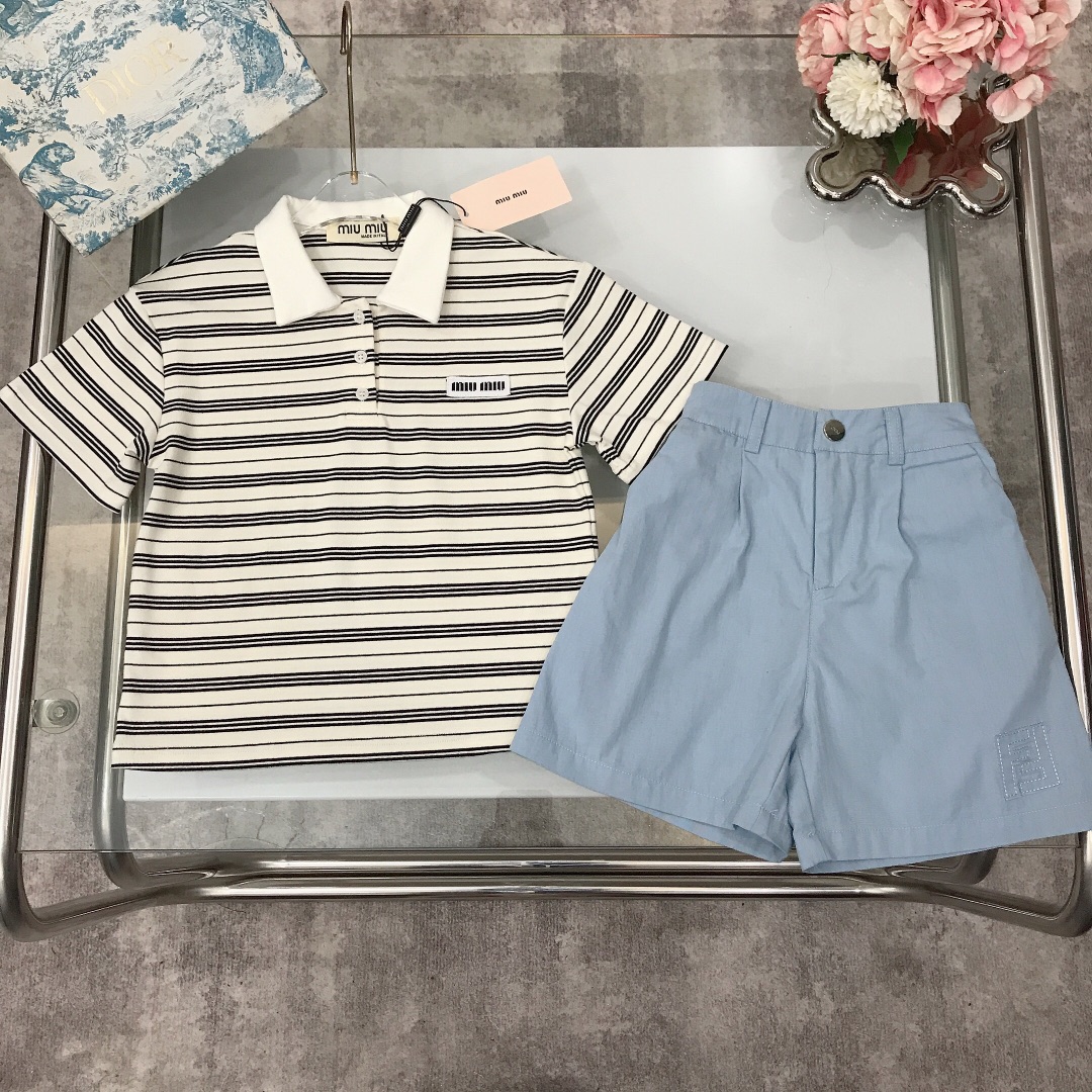 NO:211462,【Spot shipment】 Size - FEND* & MIUMIU【Lapel soft knitted T-shirt soft oblique cotton shorts】Pure cotton texture, soft and delicate, exquisite style, classic striped design with chest seal marks and soft and smooth ice-sensing shorts, double FF embroidered seal marks on the legs, soft and comfortable, skin-friendly and not tied, excellent upper body effect, color white size size-110-120-130-140-【CM】Counter packaging 70, clothes, fendi, miumiu, shorts, tees, t-shirt,19860909【现货发】  尺寸-  FEND* & MIUMIU【翻领柔软针织T恤柔软斜织棉短裤】纯棉质地 柔软细腻 精致款 经典条纹设计搭配胸前章标搭配柔软顺滑冰感短裤 裤脚处双FF刺绣章标 柔顺舒适 亲肤不扎 上身效果极好 颜色白色  size尺码-110-120-130-140-【CM】 专柜包装70,衣服,fendi,miumiu,shorts,tees，t-shirt,,Children's