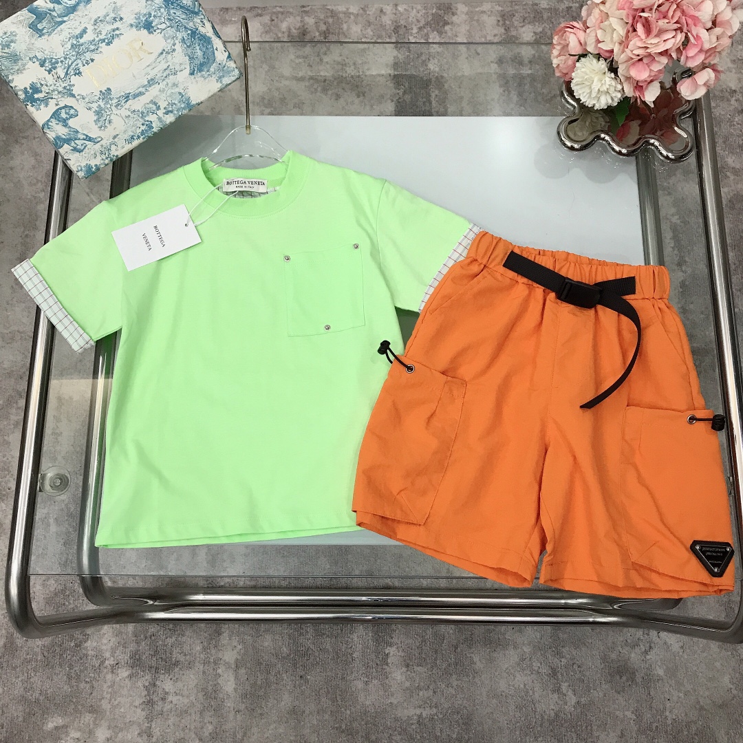 NO:211474,[Spot delivery] Size - BV Set [Round neck short-sleeved quick-drying work shorts] The high-end feel of the screen~ The short-sleeved chest pocket design is matched with retro hardware and silver buttons, the cuffs are plaided with fast-drying fabric work shorts, the large pocket design on both sides, the lazy style is simple and atmospheric and versatile style, soft and comfortable, simple and fashionable, craftsmanship superposition, visible high quality, super versatile style, color apple green, white size size size-110-120-130-140-150-[CM] Counter packaging 70, clothes, bottega veneta, shorts, T-shirt,19860909【现货发】  尺码- BV 套装【圆领短袖速干工装短裤】满屏的高级感～短袖胸前口袋设计搭配复古五金银色扣点缀,袖口格子纹拼接元素搭配速干面料工装短裤,两侧大口袋设计,慵懒风十足简单大气百搭潮款,柔软舒适 简约时尚 工艺叠加 看得见的高品质 超级百搭款 颜色苹果绿 白色 size尺码-110-120-130-140-150-【CM】 专柜包装70,衣服,bottega veneta,shorts,T-shirt,,Children's