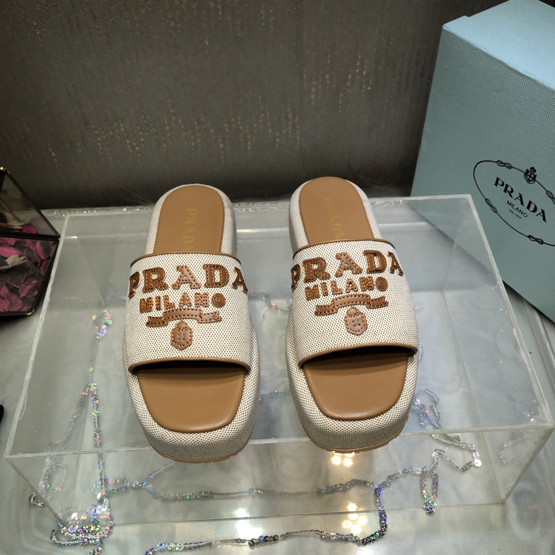 NO:241830,Out ~ prad*25 spring and summer new holiday style thick-soled sandals!  A must-have for lazy people!  The thick bottom of the sponge cake makes you look thinner and you love it!  Special materials for custom-made uppers, imported sheepskin, original unslipped sole, sole height 4cm, size 35-41 [40.41 customized], slippers, prada, slippers, sheepskin19860909出～ prad*25春夏新款度假风厚底凉拖鞋！懒人必备潮拖！松糕厚底增高显腿瘦简直太爱了！ 鞋面原版定制特殊材料 内里原版进口羊皮 大底原版防滑底 底高4cm 码数35-41〔40.41定做〕,拖鞋,prada,slippers,sheepskin,Women's Shoes