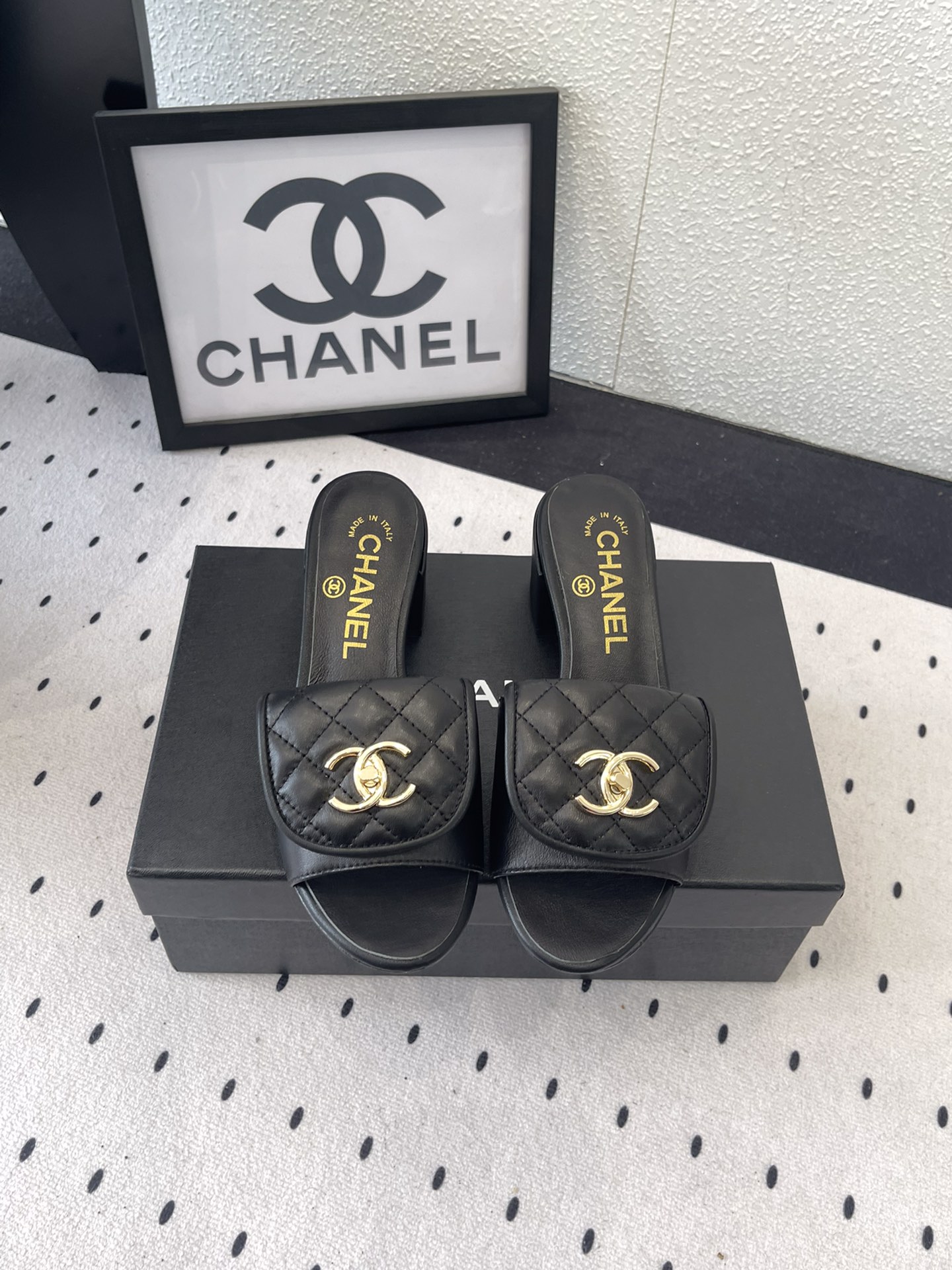 NO:241729,Chanel new early spring slippers, high-version shipment, popular pictures on major social platforms, texture is very soft and comfortable on the feet, original imported sheepskin upper, mixed-bred sheepskin footbed, Italian genuine leather soles Size35-39 (40 41 custom made), slippers, chanel, slippers, sheepskin, Leather soles19860909Chanel新款早春拖鞋 高版本出货 各大社交平台热门晒图质感上脚是非常柔软舒服的 原版进口羊皮鞋面 混种羊皮垫脚 意大利真皮大底 Size35-39（40 41定做）,拖鞋,chanel,slippers,sheepskin,Leather soles,Women's Shoes
