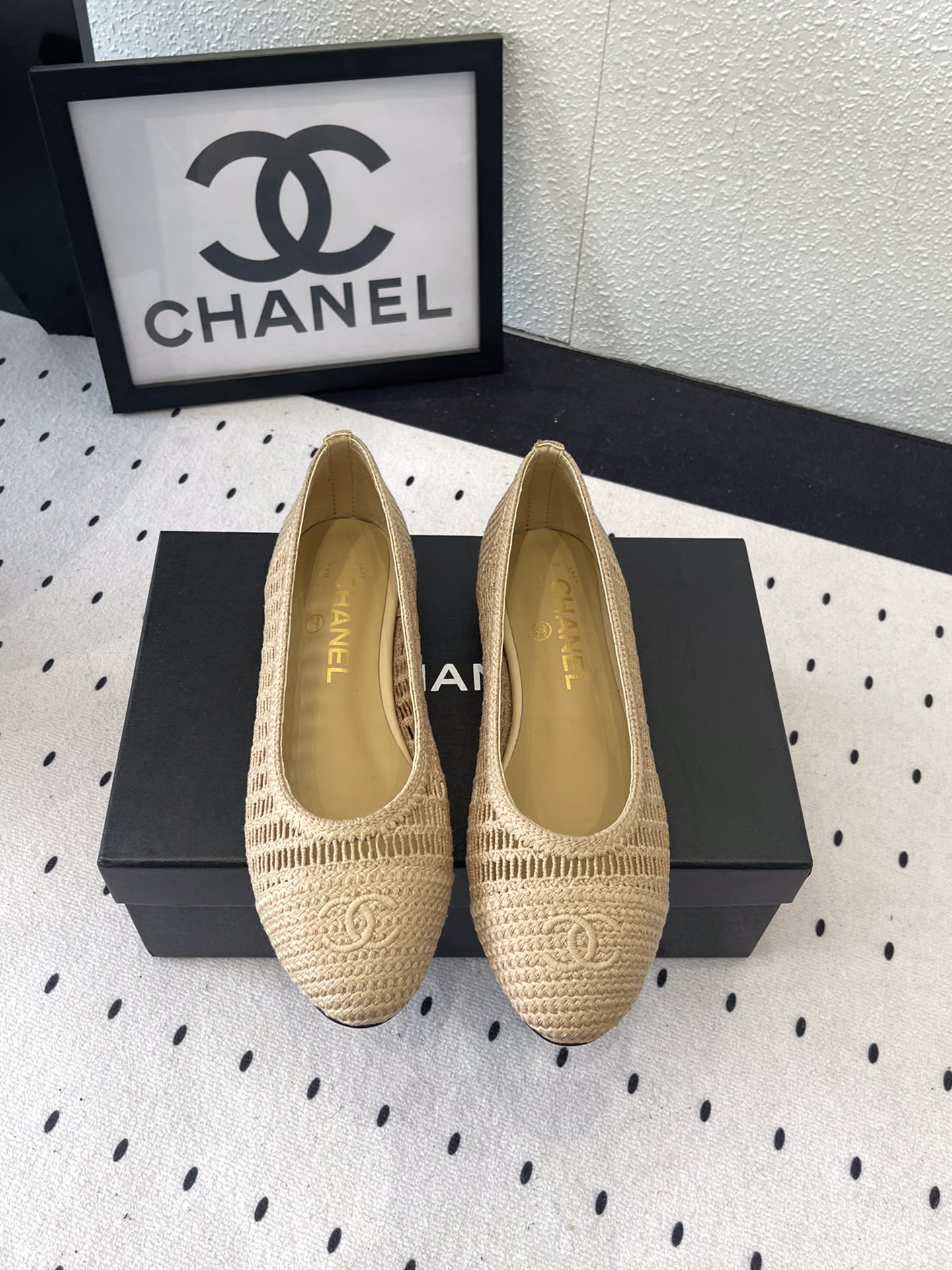 NO:241724,Chanel new woven ballet shoes, high-version shipment, celebrity internet celebrities can be seen everywhere on the foot, simple color matching, delicate little round toe, absolute versatile weapon, original customized upper, sheepskin footbed, original craft Italian leather sole, Size35-40 (41 custom-made, no return or exchange), ballet shoes, chanel, sheepskin, Leather soles19860909Chanel新款编织芭蕾鞋 高版本出货 明星网红上脚街拍随处可见 简约的拼色搭配 秀气的小圆头 绝对的百搭利器 原版定制编制鞋面 羊皮垫脚 原版工艺意大利真皮大底 Size35-40（41定订不退换),芭蕾舞鞋,chanel,sheepskin,Leather soles,Women's Shoes