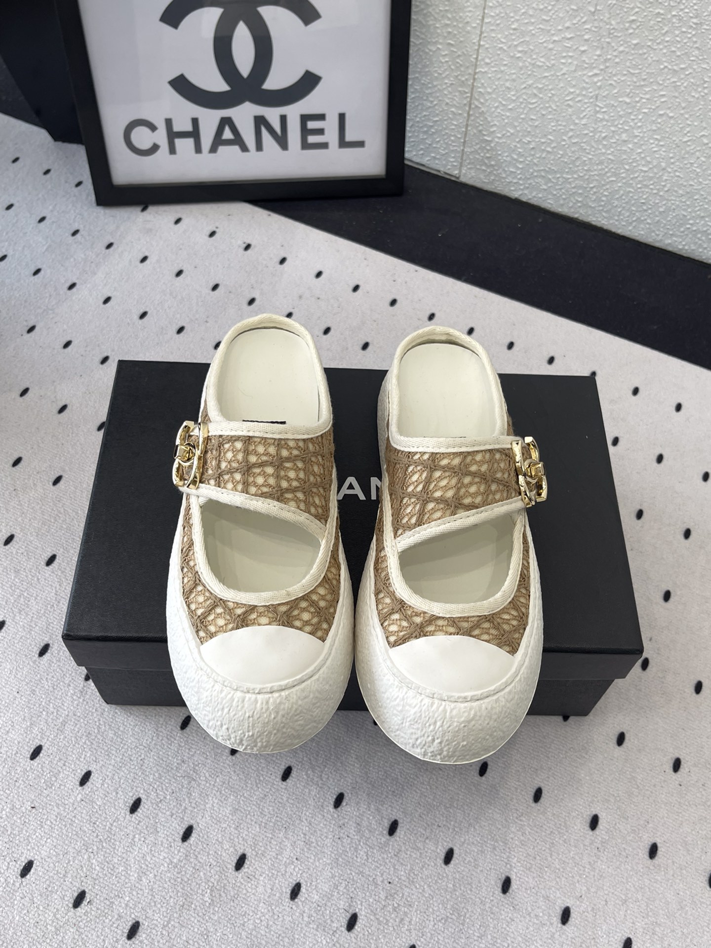 NO:241709,Chanel new summer semi-slippers, high-version shipment, classic design and metal round deduction, extremely eye-catching, extremely comfortable and daily matching, essential artifact for cool dress, original custom lace upper, original brinet, sheepskin footrest, original open mold-proof anti-slip tpu outsole, bottom thickness 3.5CM Size: 35-41 (40 41 custom made), semi-torque, chanel, slippers, sheepskin19860909Chanel新款夏季半拖鞋 高版本出货 经典款的设计加上金属圆扣分外抢眼 异常舒适日常搭配 扮酷必备神器 原版定制蕾丝鞋面 原版布里内里 羊皮垫脚 原版开模防滑tpu大底 底厚3.5CM Size: 35-41(40 41定做),半拖,chanel,slippers,sheepskin,Women's Shoes