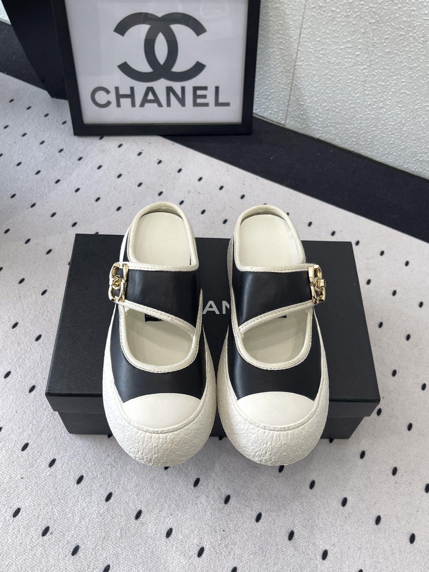 NO:241714,Chanel new summer semi-slippers, high-version shipment, classic design and metal round deduction, extremely eye-catching, extremely comfortable and daily matching, essential artifact for cool dress, original custom sheepskin upper, original sheepskin inner sheepskin footrest, original open mold-proof anti-slip tpu outsole, bottom thickness 3.5CM Size: 35-41 (40 41 custom made), semi-torque, chanel, slippers, sheepskin19860909Chanel新款夏季半拖鞋 高版本出货 经典款的设计加上金属圆扣分外抢眼 异常舒适日常搭配 扮酷必备神器 原版定制羊皮鞋面 原版羊皮内里 羊皮垫脚 原版开模防滑tpu大底 底厚3.5CM Size: 35-41(40 41定做),半拖,chanel,slippers,sheepskin,Women's Shoes