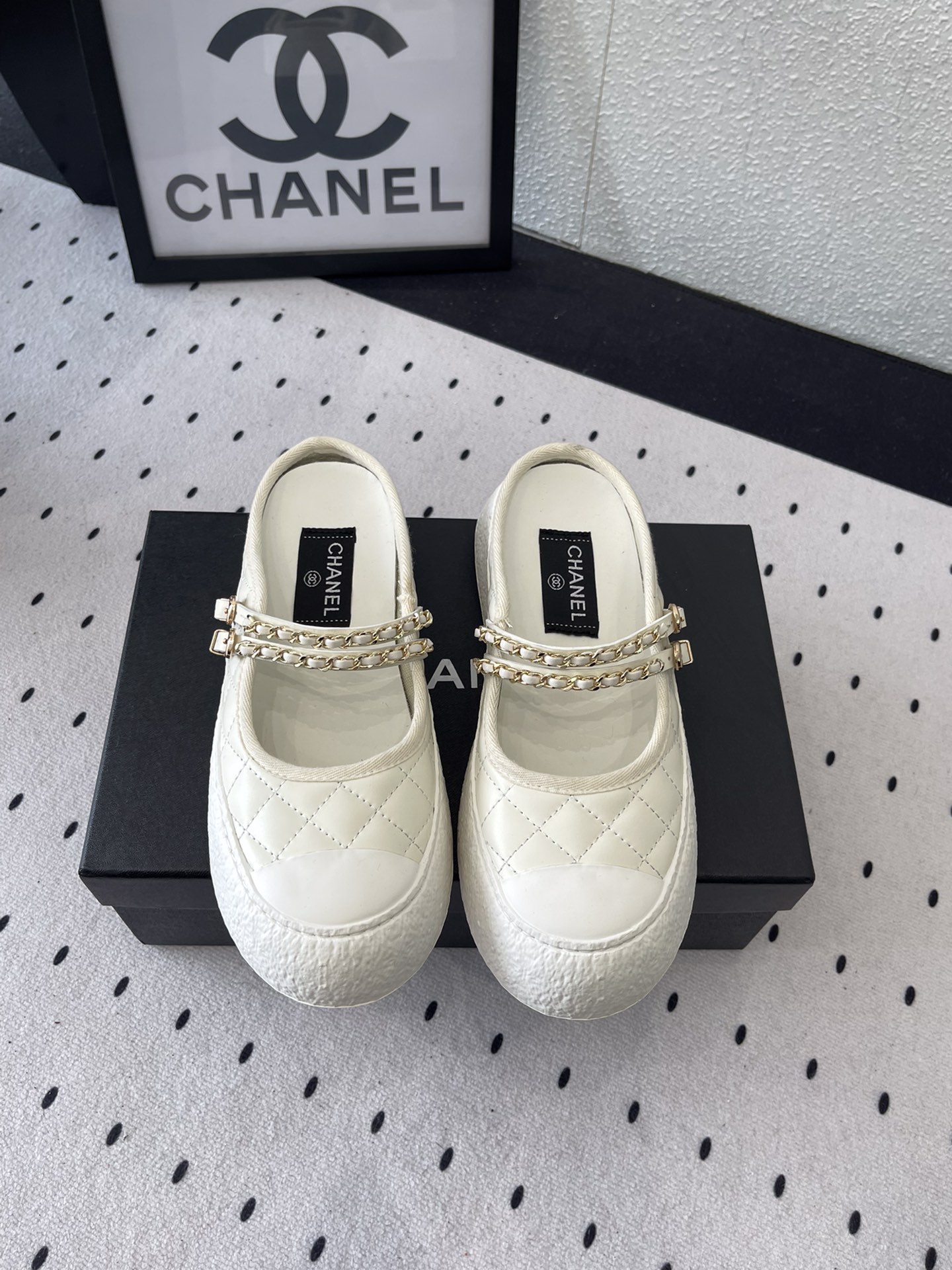 NO:241719,Chanel new summer semi-slippers, high-version shipment, classic design and metal round snatch points, extremely attractive, extremely comfortable and daily matching, essential artifact for cool dress, original custom sheepskin chain upper, original sheepskin inner sheepskin footrest, original open mold-proof anti-slip tpu outsole, bottom thickness 3.5CM Size: 35-41 (40 41 custom made), semi-torque, chanel, slippers, sheepskin19860909Chanel新款夏季半拖鞋 高版本出货 经典款的设计加上金属圆扣分外抢眼 异常舒适日常搭配 扮酷必备神器 原版定制羊皮链条鞋面 原版羊皮内里 羊皮垫脚 原版开模防滑tpu大底 底厚3.5CM Size: 35-41(40 41定做),半拖,chanel,slippers,sheepskin,Women's Shoes
