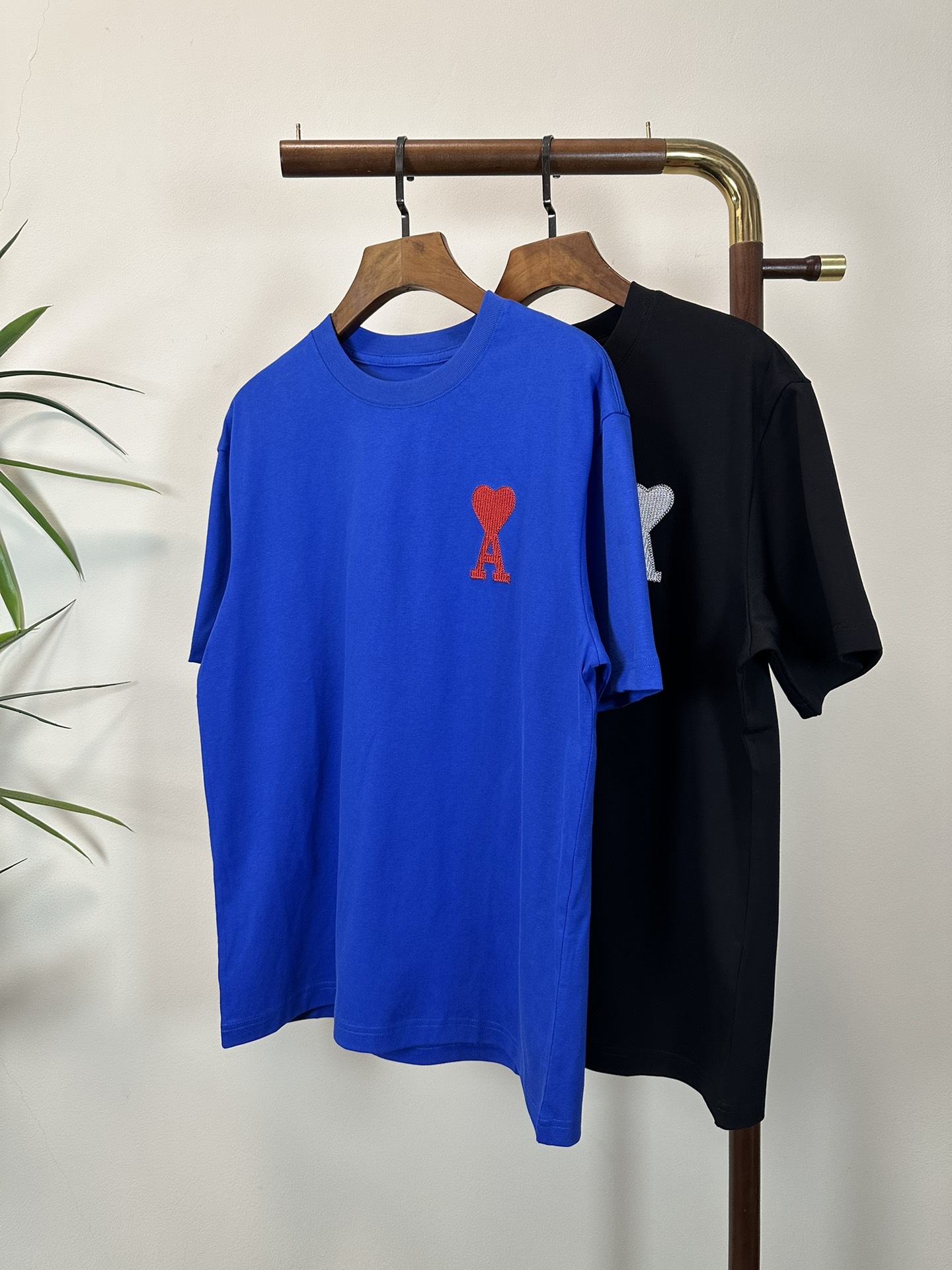 NO:145722,AMI 2025 new round neck short-sleeved T-shirt high-end version!  Customized fabrics for counters are breathable and comfortable, with impeccable details, and the brand element design concept reflects high quality. The feel is delicate and soft!  It is casually cut, with a great upper body style!  Code number M-3XL, T-shirt,tees,t-shirt,alexander wang19860909AMI 2025新款 圆领 短袖 T恤 高端版本！专柜定制面料 透气舒适度高,细节无可挑剔,品牌元素设计理念,体现高品质.手感细腻柔软！呈现休闲裁剪,上身版型超赞！ 码数M-3XL,,T-shirt,tees，t-shirt,alexander wang,Men's clothing