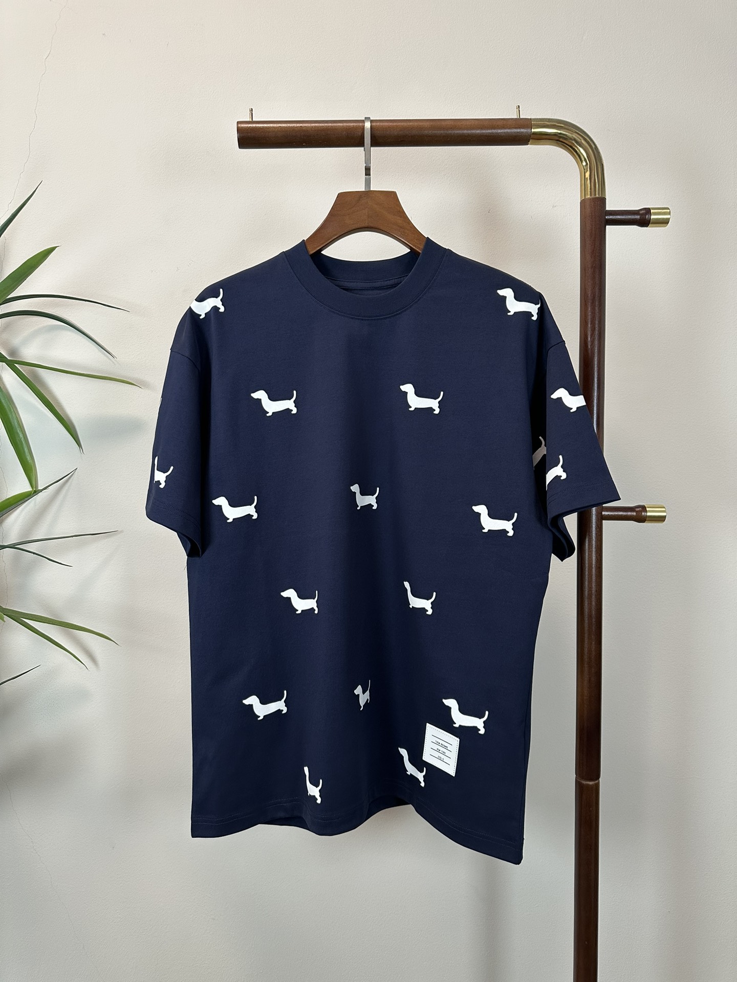 NO:145713,TB Tom 2025 new round neck short-sleeved T-shirt high-end version!  Customized fabrics for counters are breathable and comfortable, with impeccable details, and the brand element design concept reflects high quality. The feel is delicate and soft!  It is casually cut, with a great upper body style!  Code number M-3XL, T-shirt,tees,t-shirt,alexander wang19860909TB 汤姆 2025新款 圆领 短袖 T恤 高端版本！专柜定制面料 透气舒适度高,细节无可挑剔,品牌元素设计理念,体现高品质.手感细腻柔软！呈现休闲裁剪,上身版型超赞！ 码数M-3XL,,T-shirt,tees，t-shirt,alexander wang,Men's clothing