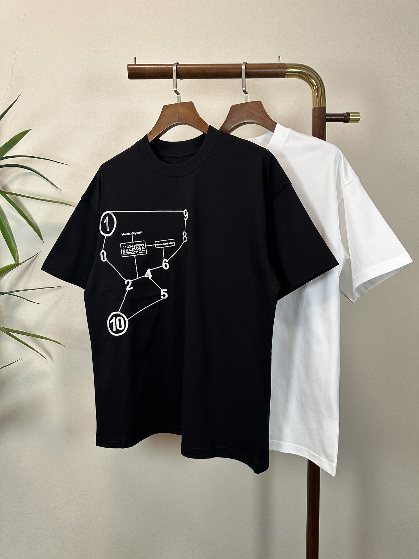 NO:145704,MM6 Majira 2025 new round neck short-sleeved T-shirt high-end version!  Customized fabrics for counters are breathable and comfortable, with impeccable details, and the brand element design concept reflects high quality. The feel is delicate and soft!  It is casually cut, with a great upper body style!  Code number M-3XL,,masion margiela,masion margiela,T-shirt,tees,t-shirt,alexander wang19860909MM6 马吉拉 2025新款 圆领 短袖 T恤 高端版本！专柜定制面料 透气舒适度高,细节无可挑剔,品牌元素设计理念,体现高品质.手感细腻柔软！呈现休闲裁剪,上身版型超赞！ 码数M-3XL,,masion margiela,masion margiela,T-shirt,tees，t-shirt,alexander wang,Men's clothing