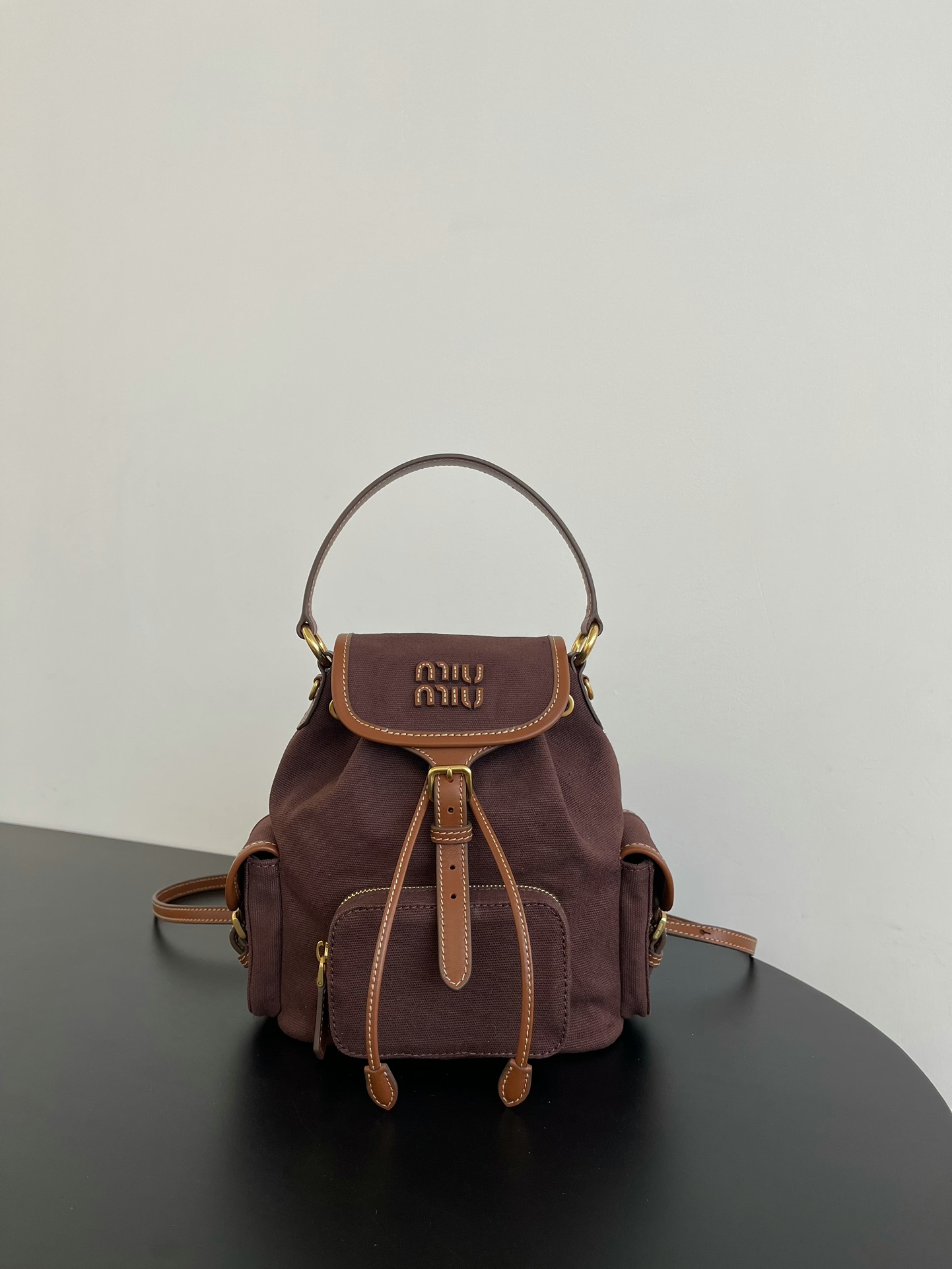P650 Miumiu mochila de lona que arrasó en primavera 25ss, combinación de piel de ternera marrón con lona en contraste d…