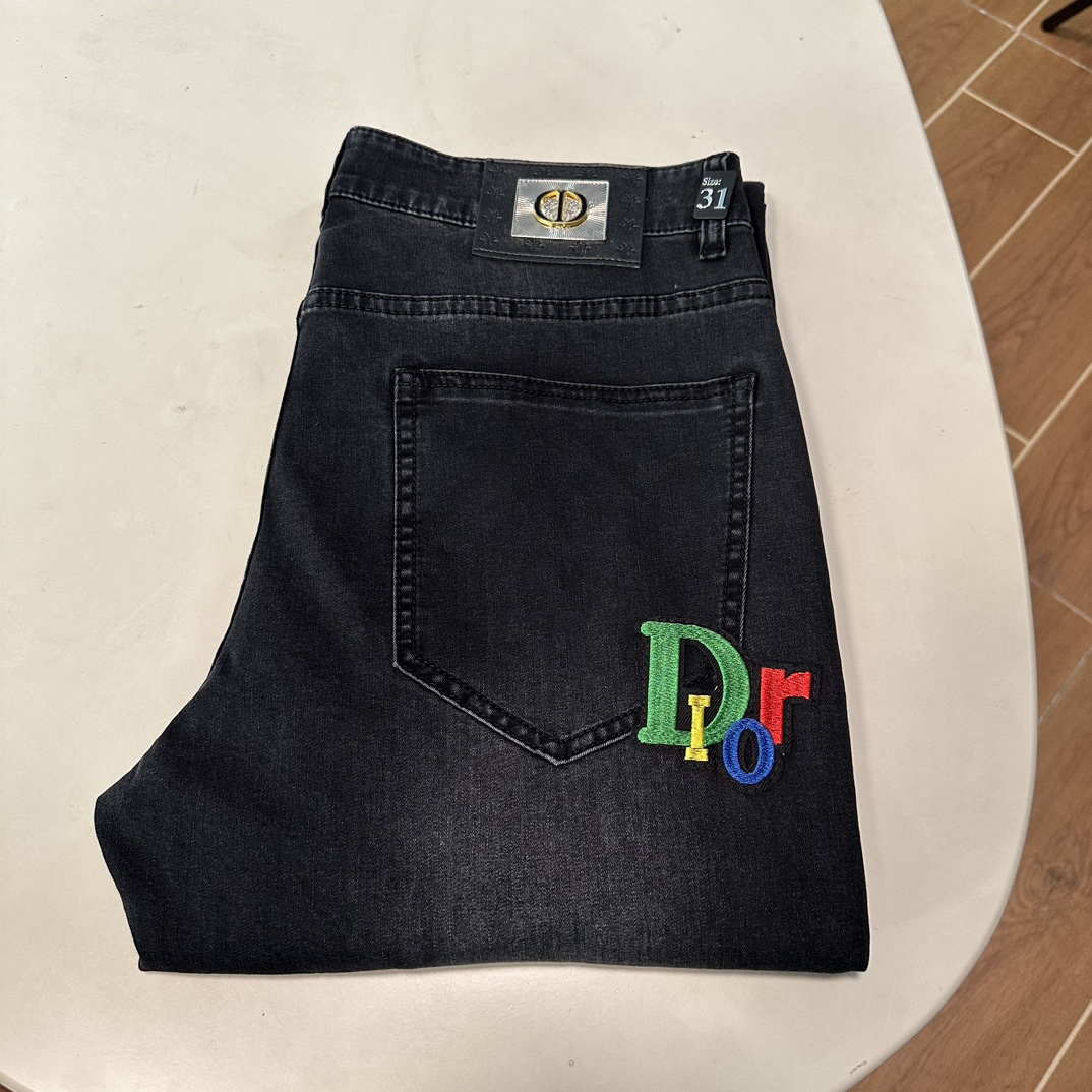 NO:145759,DIOR 2025 spring and summer new model is available in stock, original single hot jeans super customized model, original hardware, super heavy industry technology, excellent version, impeccable details!  The style is not picky, it is very high-end, and the good products are not waiting for everyone. If you like it, hurry up and start, size 29-42,,dior,dior,jeans,alexander wang19860909DIOR 迪奥 2025春夏新款现货上市,原单爆款牛仔裤超级定制款,原版五金,超级重工工艺,版型超赞细节做工无可挑剔！款式不挑人,特别高档,好货不等人,看中赶紧下手,尺码29-42,,dior,dior,jeans,alexander wang,Men's clothing