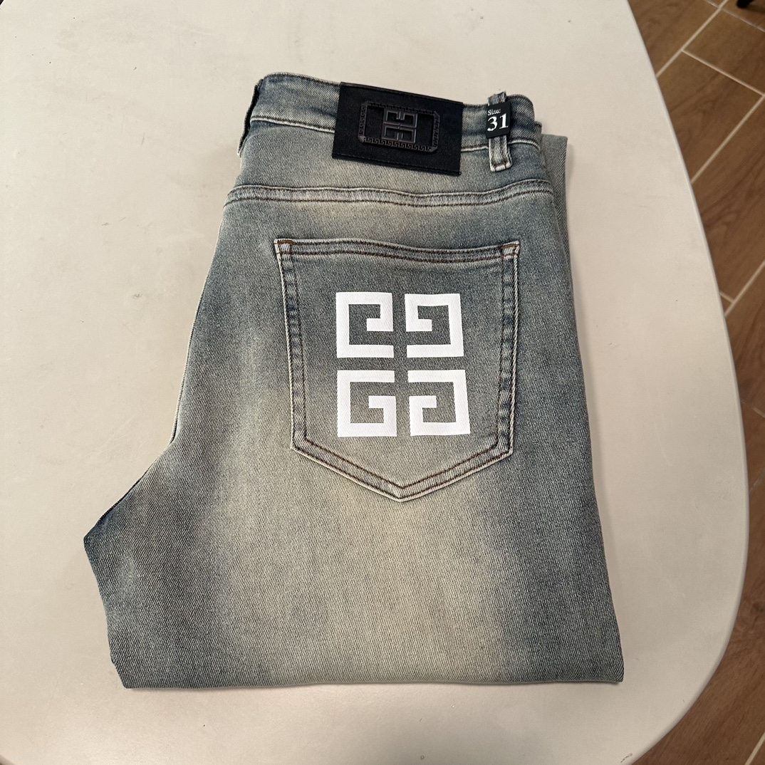 NO:151119,GVC Givenchy 2025 spring and summer new model is available in stock, original single hot jeans super customized model, original hardware, super heavy industry technology, excellent version, impeccable details!  The style is not picky, it is very high-end, and the good products are not waiting for everyone. Take a look at it and start quickly. Size 29-40, given jeans, alexander wang19860909GVC 纪梵希 2025春夏新款现货上市,原单爆款牛仔裤超级定制款,原版五金,超级重工工艺,版型超赞细节做工无可挑剔！款式不挑人,特别高档,好货不等人,看中赶紧下手,尺码29-40,,givenchy,jeans,alexander wang,Men's clothing