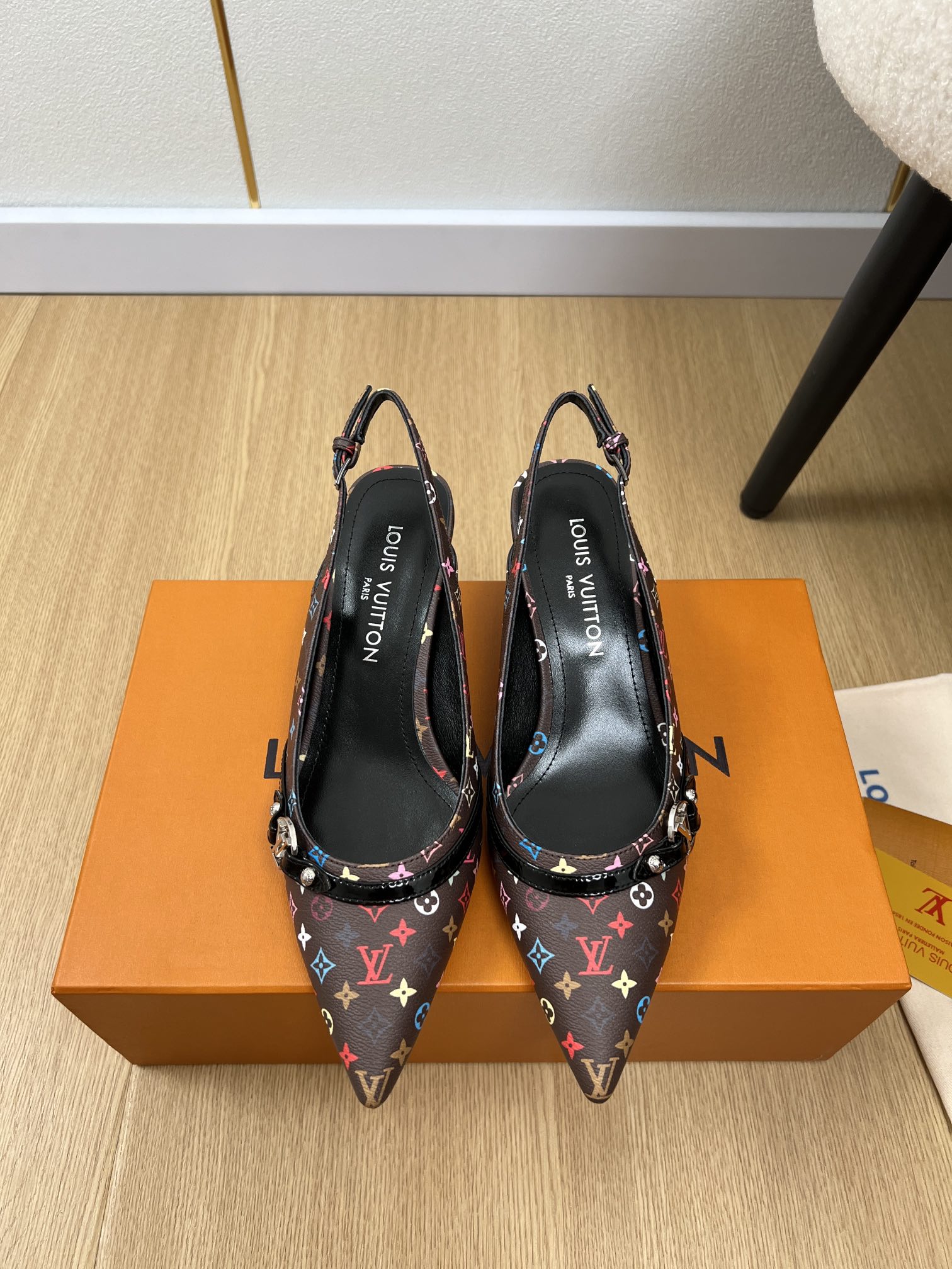 NO:240637,Louis Vuitton | 2025 L's new spring and summer products for 2025 L's counter classic hot pointed high heel sandals, upper cowhide/presby, inner sheepskin, outsole, imported Italian leather outsole, heel height 5.5cm, size 35-42 (customized for 40.41.42), sandals, louis vuitton, louis vuitton, louis vuitton, sandals, cowhide, sheepskin, Leather soles19860909Louis Vuitton 路易威登 | 2025 L家2025春夏新品 专柜经典爆款尖头高跟凉鞋 鞋面牛皮/老花 内里羊皮 大底意大利进口真皮大底 跟高5.5cm 码数35-42（40.41.42定制）,凉鞋,louis vuitton,louis vuitton,louis vuitton,sandals,cowhide,sheepskin,Leather soles,Women's Shoes