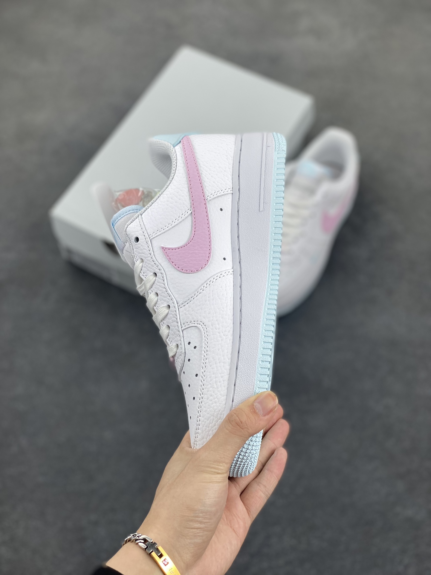 图片[3]-Nike Air Force 1 07 low空军一号板鞋 白粉 原楦头原纸板 打造纯正空军版型#专注外贸渠道 全掌内置蜂窝气垫 #原盒配件 原厂中底钢印、拉帮完美 货号：IH0640-161 尺码：35.5 36 36.5 37.5 38 38.5 39 40 40.5 41 42-选品中心