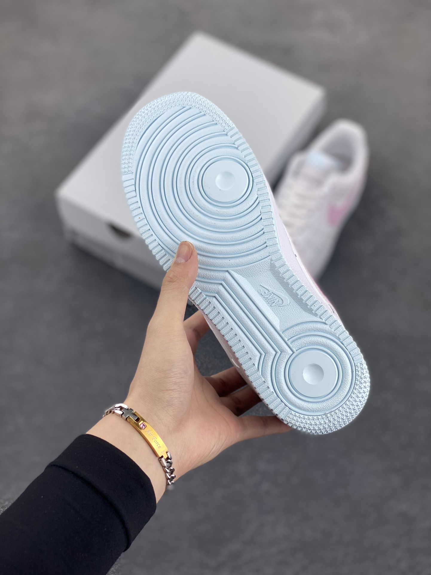 图片[5]-Nike Air Force 1 07 low空军一号板鞋 白粉 原楦头原纸板 打造纯正空军版型#专注外贸渠道 全掌内置蜂窝气垫 #原盒配件 原厂中底钢印、拉帮完美 货号：IH0640-161 尺码：35.5 36 36.5 37.5 38 38.5 39 40 40.5 41 42-选品中心