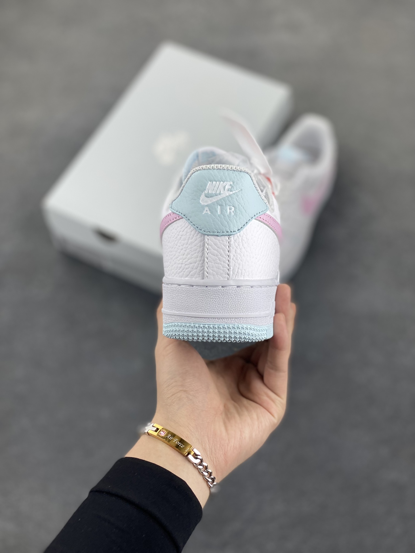 图片[4]-Nike Air Force 1 07 low空军一号板鞋 白粉 原楦头原纸板 打造纯正空军版型#专注外贸渠道 全掌内置蜂窝气垫 #原盒配件 原厂中底钢印、拉帮完美 货号：IH0640-161 尺码：35.5 36 36.5 37.5 38 38.5 39 40 40.5 41 42-选品中心