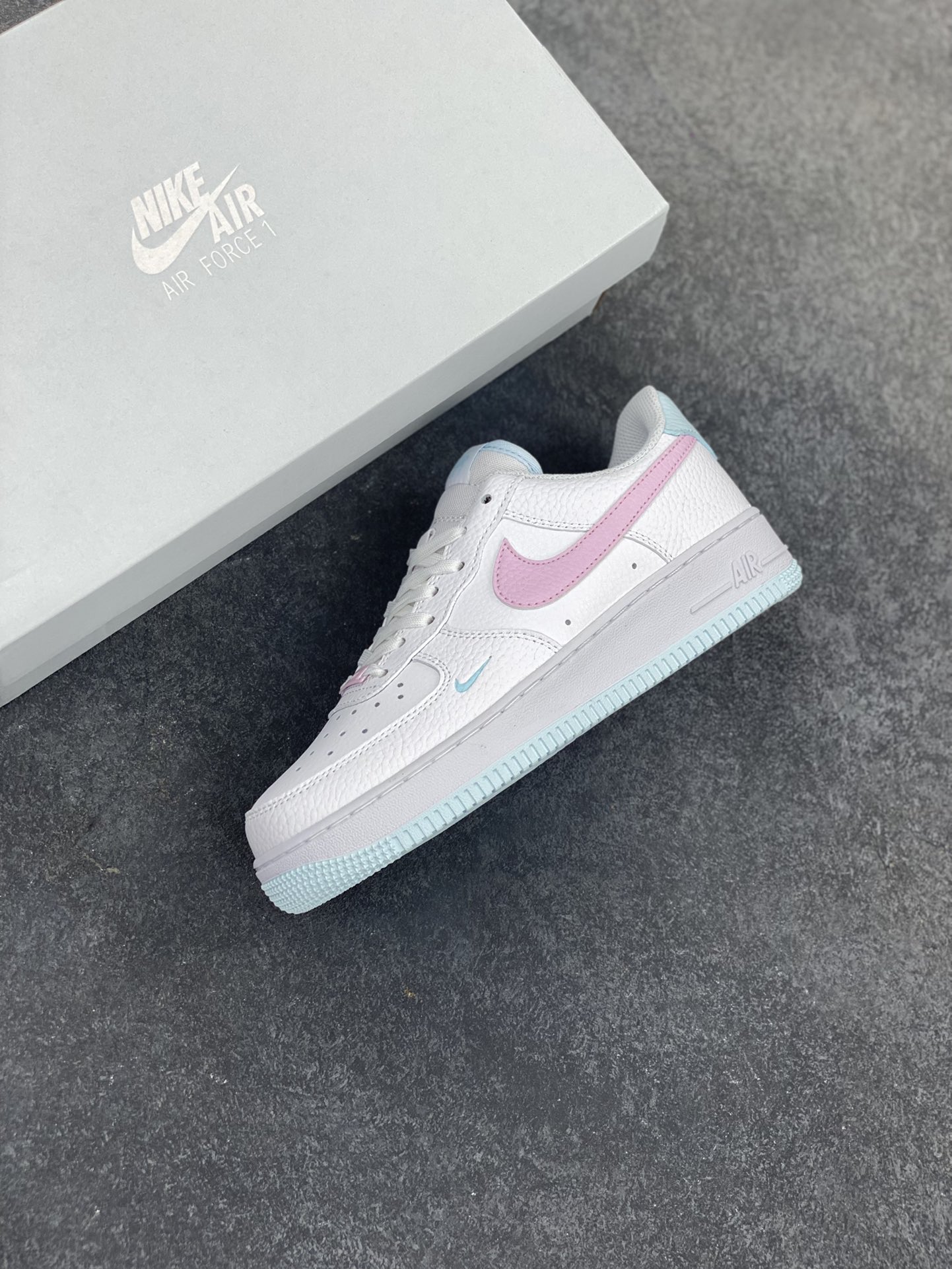 图片[7]-Nike Air Force 1 07 low空军一号板鞋 白粉 原楦头原纸板 打造纯正空军版型#专注外贸渠道 全掌内置蜂窝气垫 #原盒配件 原厂中底钢印、拉帮完美 货号：IH0640-161 尺码：35.5 36 36.5 37.5 38 38.5 39 40 40.5 41 42-选品中心