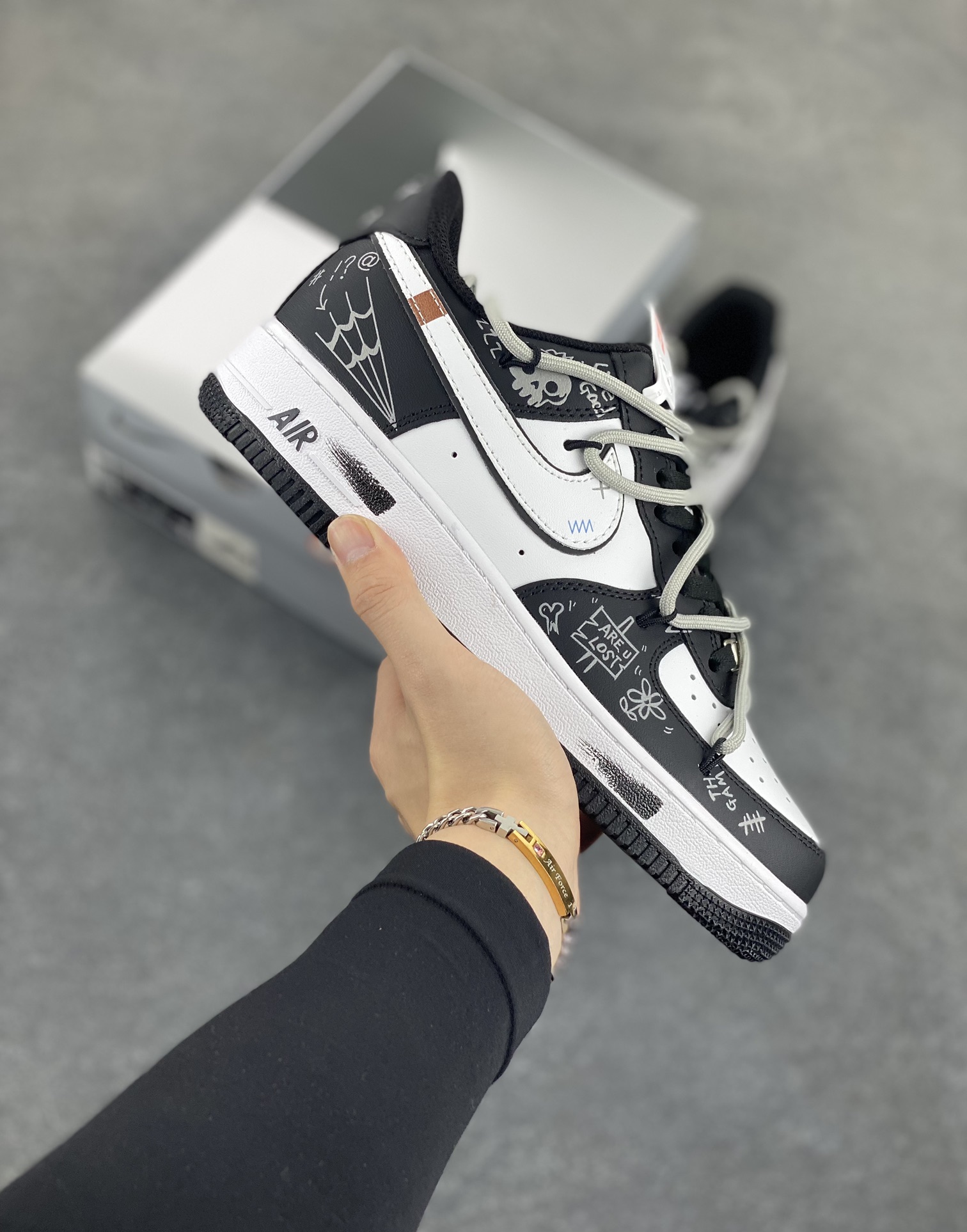 Nike Air Force 1 Low’07 牛仔很忙 空军一号绑带低帮休闲板鞋 定制皮料 定制鞋盒 配件齐全 原楦原纸板 纯正空军版型 内置全掌气垫 货号：ZH0316-071 尺码：36 36.5 37.5 38 38.5 39 40 40.5 41 42 42.5 43 44 44.5 45-选品中心