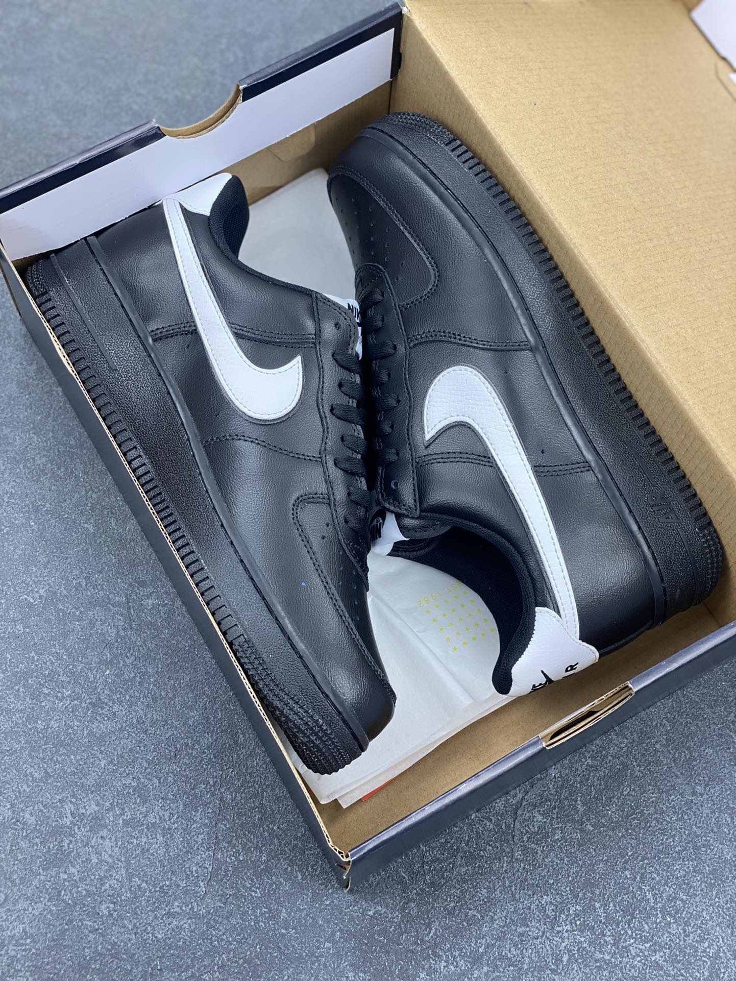 图片[9]-福利特价 NIke Air Force 1 \’07 Low 黑白勾 空军一号低帮休闲板鞋 原楦头原纸板 纯正空军版型 定制鞋盒 全掌内置全掌气垫 原厂中底钢印 拉帮完美 货号：CQ0492-001 尺码：35.5 36 36.5 37.5 38 38.5 39 40 40.5 41 42 42.5 43 44 44.5 45 46-选品中心