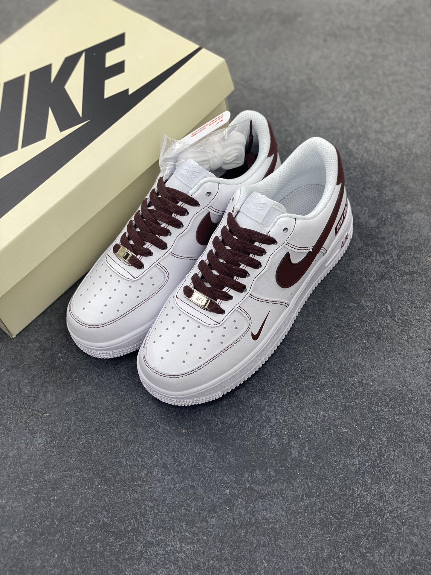 图片[8]-Nike Air Force 1 Low “Just Do It”联名白棕 空军一号低帮运动休闲板鞋 原楦头原纸板 打造纯正空军版型#专注外贸渠道 全掌内置蜂窝气垫 #原盒配件 原厂中底钢印、拉帮完美 货号：CW2288-027 尺码：36 36.5 37.5 38 38.5 39 40 40.5 41 42 42.5 43 44 44.5 45-选品中心