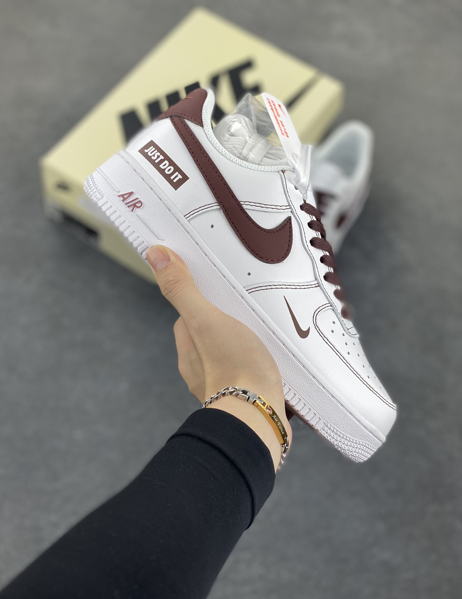 Nike Air Force 1 Low “Just Do It”联名白棕 空军一号低帮运动休闲板鞋 原楦头原纸板 打造纯正空军版型#专注外贸渠道 全掌内置蜂窝气垫 #原盒配件 原厂中底钢印、拉帮完美 货号:CW2288-027 尺码:36 36.5 37.5 38 38.5 39 40 40.5 41 42 42.5 43 44 44.5 45-选品中心