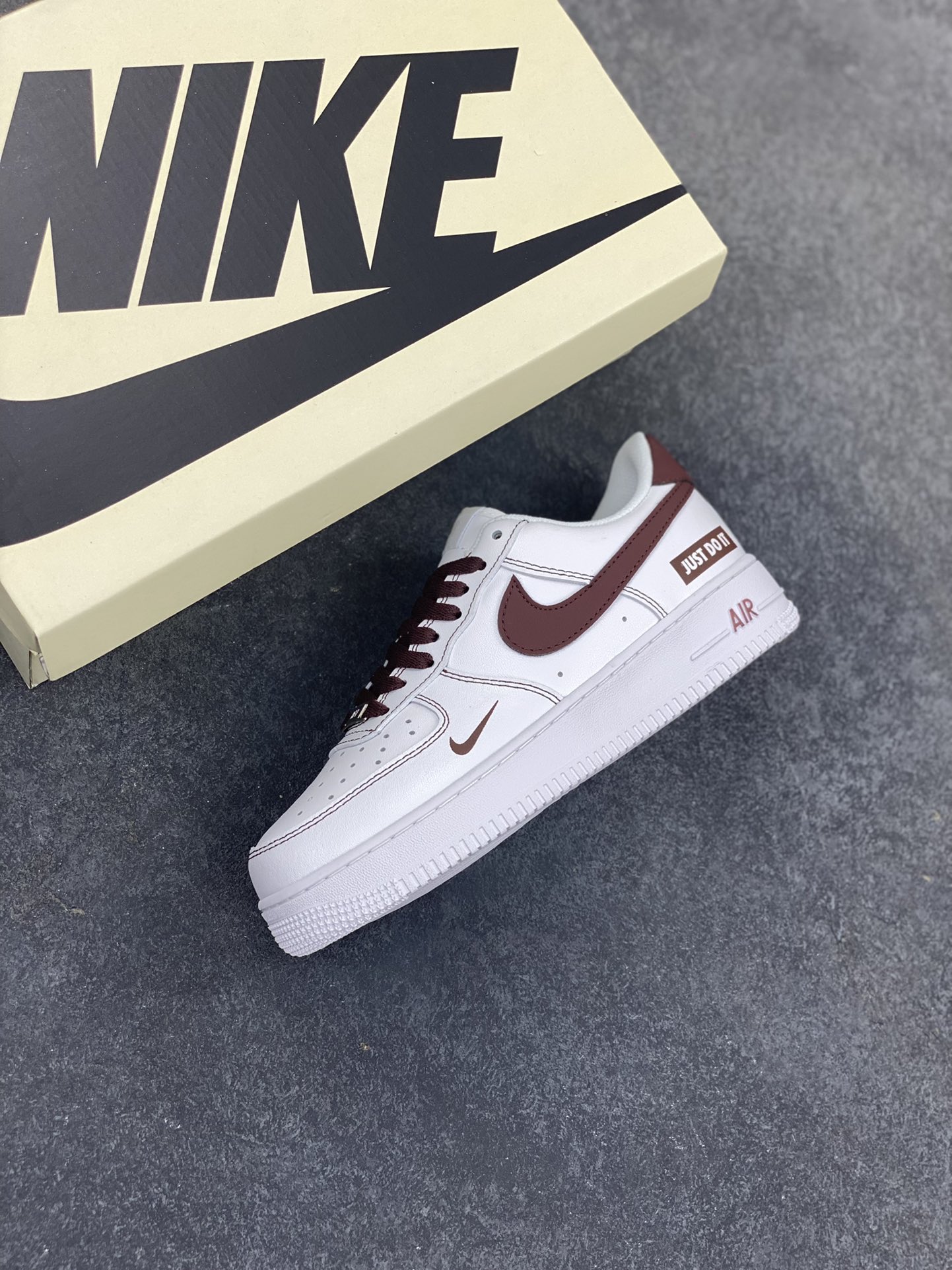图片[7]-Nike Air Force 1 Low “Just Do It”联名白棕 空军一号低帮运动休闲板鞋 原楦头原纸板 打造纯正空军版型#专注外贸渠道 全掌内置蜂窝气垫 #原盒配件 原厂中底钢印、拉帮完美 货号：CW2288-027 尺码：36 36.5 37.5 38 38.5 39 40 40.5 41 42 42.5 43 44 44.5 45-选品中心