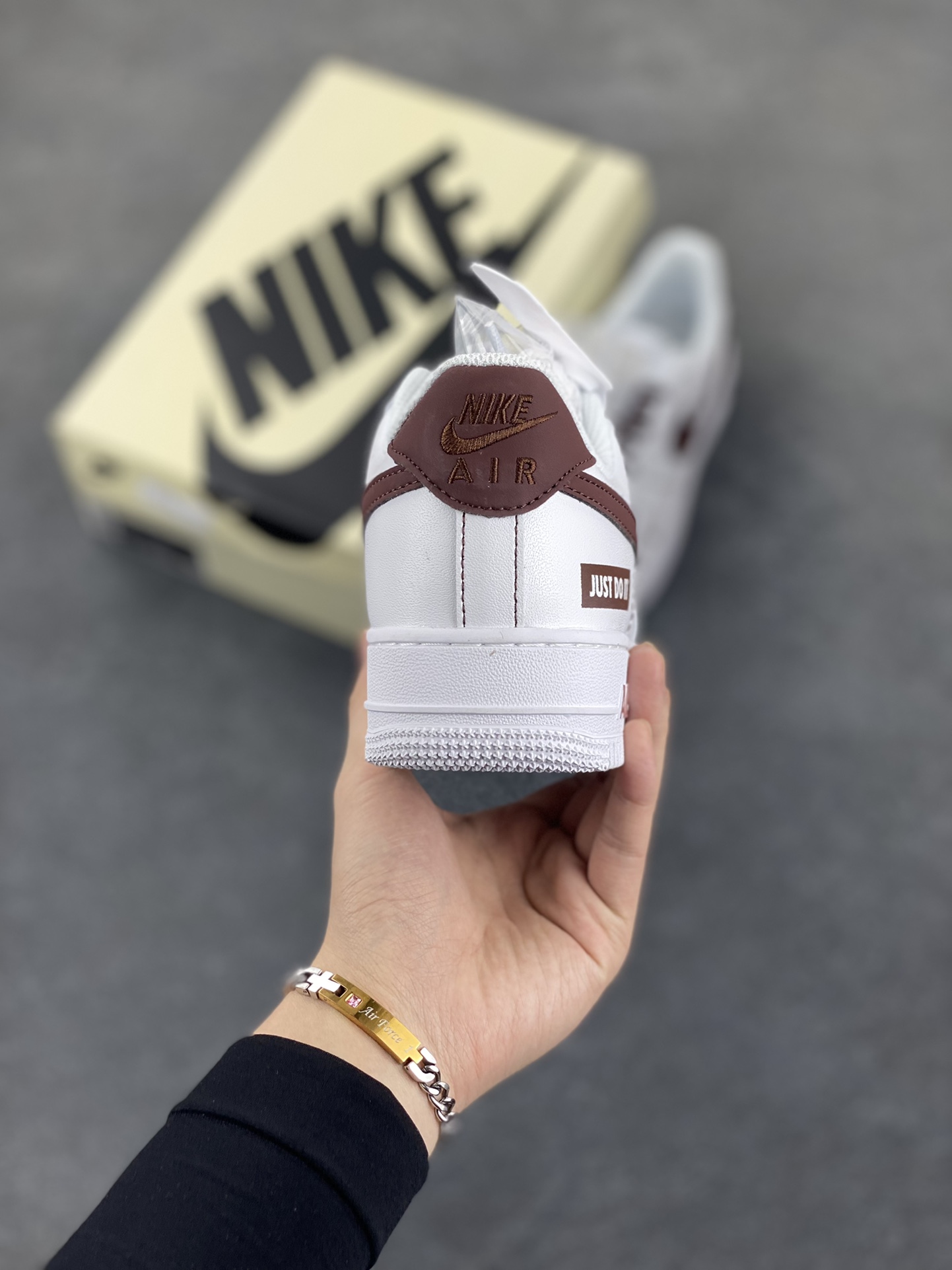 图片[4]-Nike Air Force 1 Low “Just Do It”联名白棕 空军一号低帮运动休闲板鞋 原楦头原纸板 打造纯正空军版型#专注外贸渠道 全掌内置蜂窝气垫 #原盒配件 原厂中底钢印、拉帮完美 货号：CW2288-027 尺码：36 36.5 37.5 38 38.5 39 40 40.5 41 42 42.5 43 44 44.5 45-选品中心