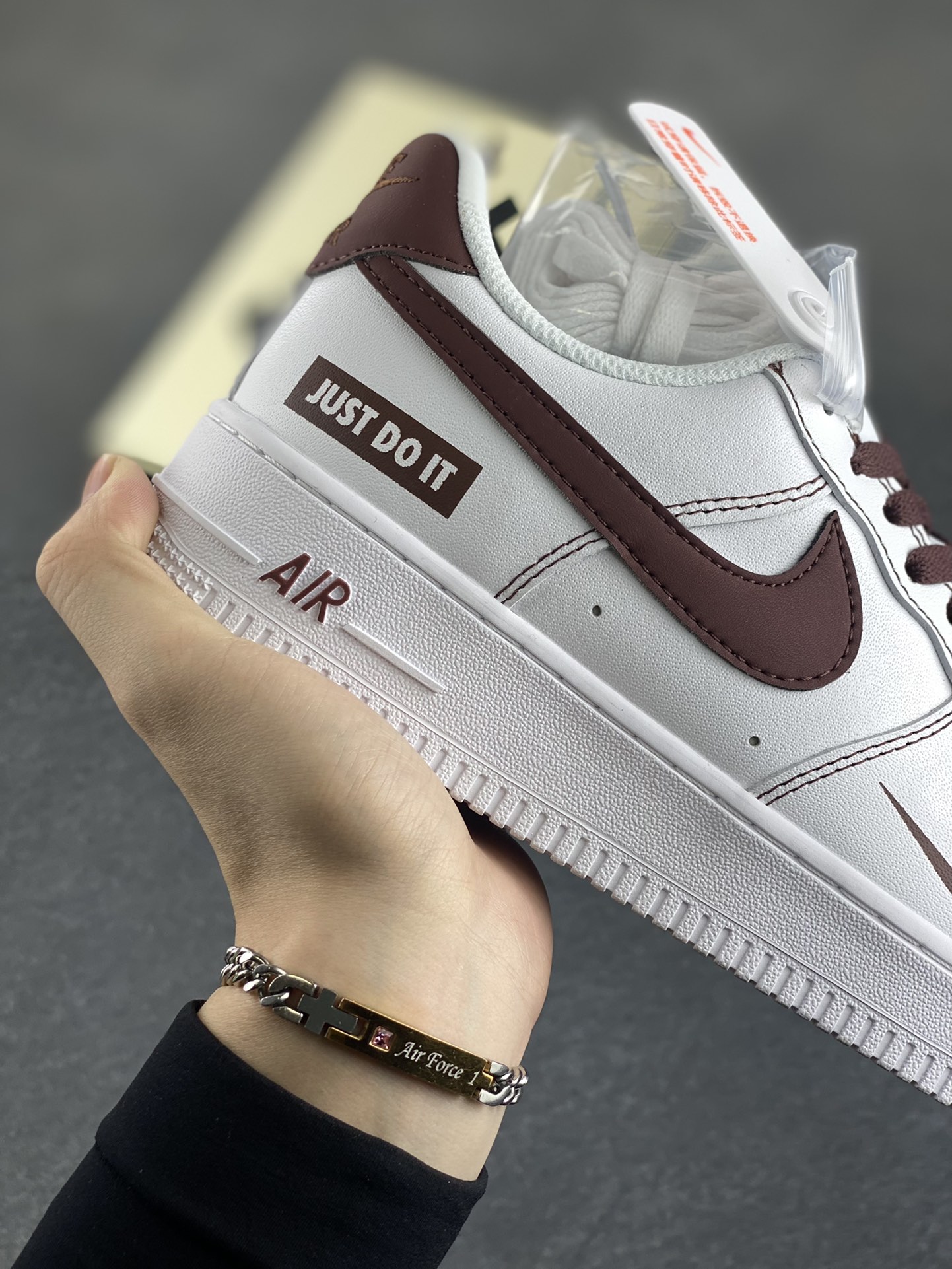 图片[6]-Nike Air Force 1 Low “Just Do It”联名白棕 空军一号低帮运动休闲板鞋 原楦头原纸板 打造纯正空军版型#专注外贸渠道 全掌内置蜂窝气垫 #原盒配件 原厂中底钢印、拉帮完美 货号：CW2288-027 尺码：36 36.5 37.5 38 38.5 39 40 40.5 41 42 42.5 43 44 44.5 45-选品中心