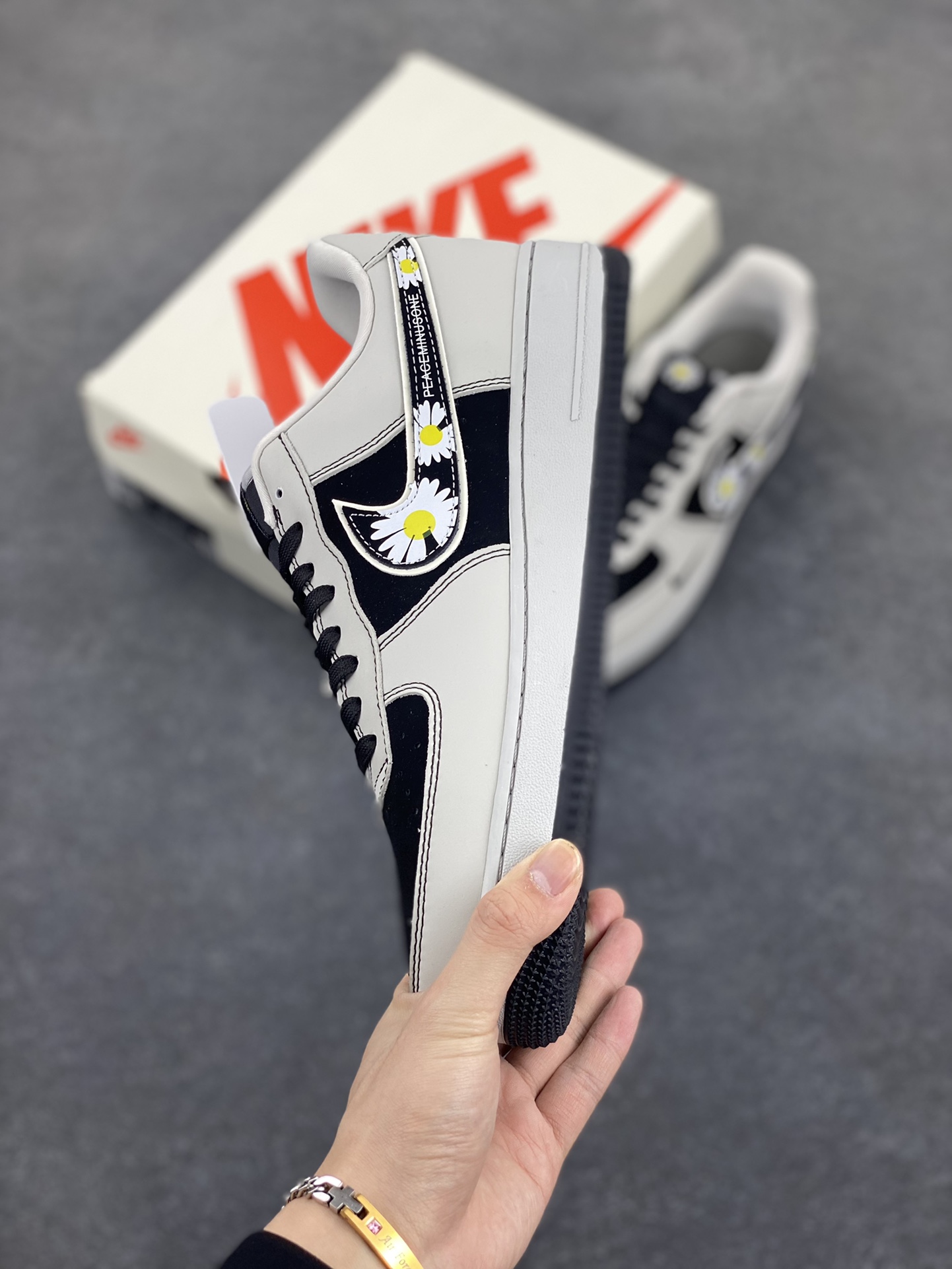 图片[3]-NIke Air Force 1 \’07 Low “权志龙联名——菊花勾”空军一号 低帮 运动鞋 休闲鞋 折边针车 工艺难度大 原楦头原纸板 原装鞋盒 定制五金配件 内置全掌气垫 原厂鞋底 货号：DF0188-055 尺码：36 36.5 37.5 38 38.5 39 40 40.5 41 42 42.5 43 44 44.5 45-选品中心