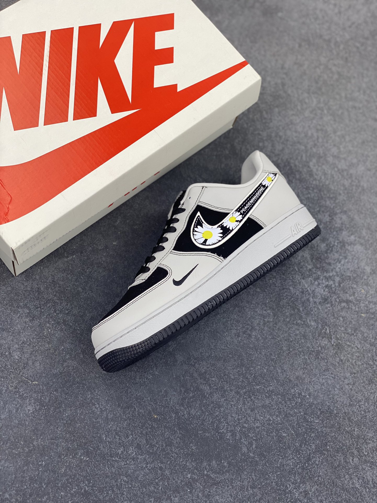 图片[7]-NIke Air Force 1 \’07 Low “权志龙联名——菊花勾”空军一号 低帮 运动鞋 休闲鞋 折边针车 工艺难度大 原楦头原纸板 原装鞋盒 定制五金配件 内置全掌气垫 原厂鞋底 货号：DF0188-055 尺码：36 36.5 37.5 38 38.5 39 40 40.5 41 42 42.5 43 44 44.5 45-选品中心