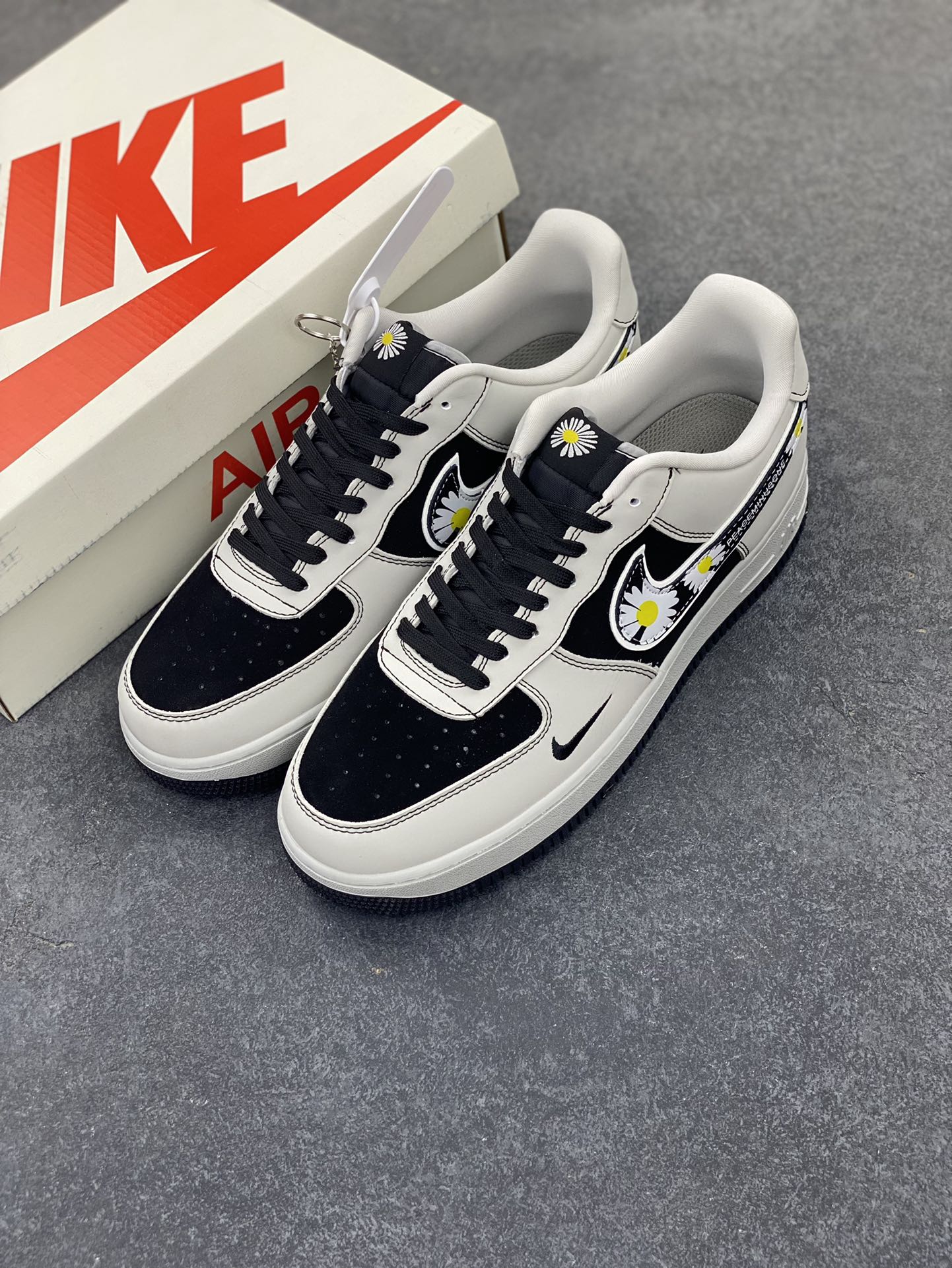 图片[8]-NIke Air Force 1 \’07 Low “权志龙联名——菊花勾”空军一号 低帮 运动鞋 休闲鞋 折边针车 工艺难度大 原楦头原纸板 原装鞋盒 定制五金配件 内置全掌气垫 原厂鞋底 货号：DF0188-055 尺码：36 36.5 37.5 38 38.5 39 40 40.5 41 42 42.5 43 44 44.5 45-选品中心