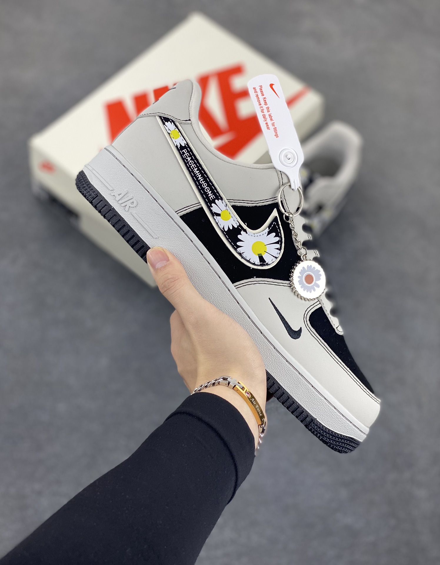 NIke Air Force 1 \’07 Low “权志龙联名——菊花勾”空军一号 低帮 运动鞋 休闲鞋 折边针车 工艺难度大 原楦头原纸板 原装鞋盒 定制五金配件 内置全掌气垫 原厂鞋底 货号:DF0188-055 尺码:36 36.5 37.5 38 38.5 39 40 40.5 41 42 42.5 43 44 44.5 45-选品中心