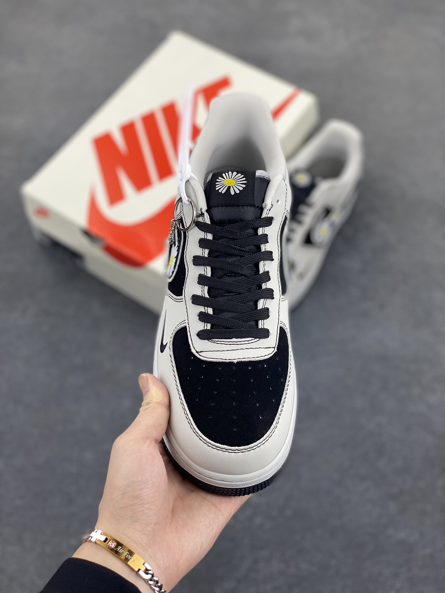 图片[2]-NIke Air Force 1 \’07 Low “权志龙联名——菊花勾”空军一号 低帮 运动鞋 休闲鞋 折边针车 工艺难度大 原楦头原纸板 原装鞋盒 定制五金配件 内置全掌气垫 原厂鞋底 货号：DF0188-055 尺码：36 36.5 37.5 38 38.5 39 40 40.5 41 42 42.5 43 44 44.5 45-选品中心