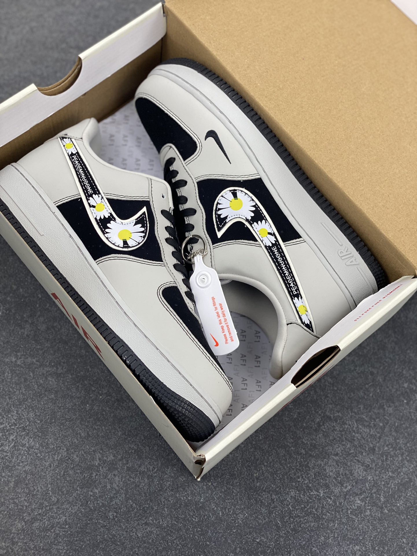 图片[9]-NIke Air Force 1 \’07 Low “权志龙联名——菊花勾”空军一号 低帮 运动鞋 休闲鞋 折边针车 工艺难度大 原楦头原纸板 原装鞋盒 定制五金配件 内置全掌气垫 原厂鞋底 货号：DF0188-055 尺码：36 36.5 37.5 38 38.5 39 40 40.5 41 42 42.5 43 44 44.5 45-选品中心