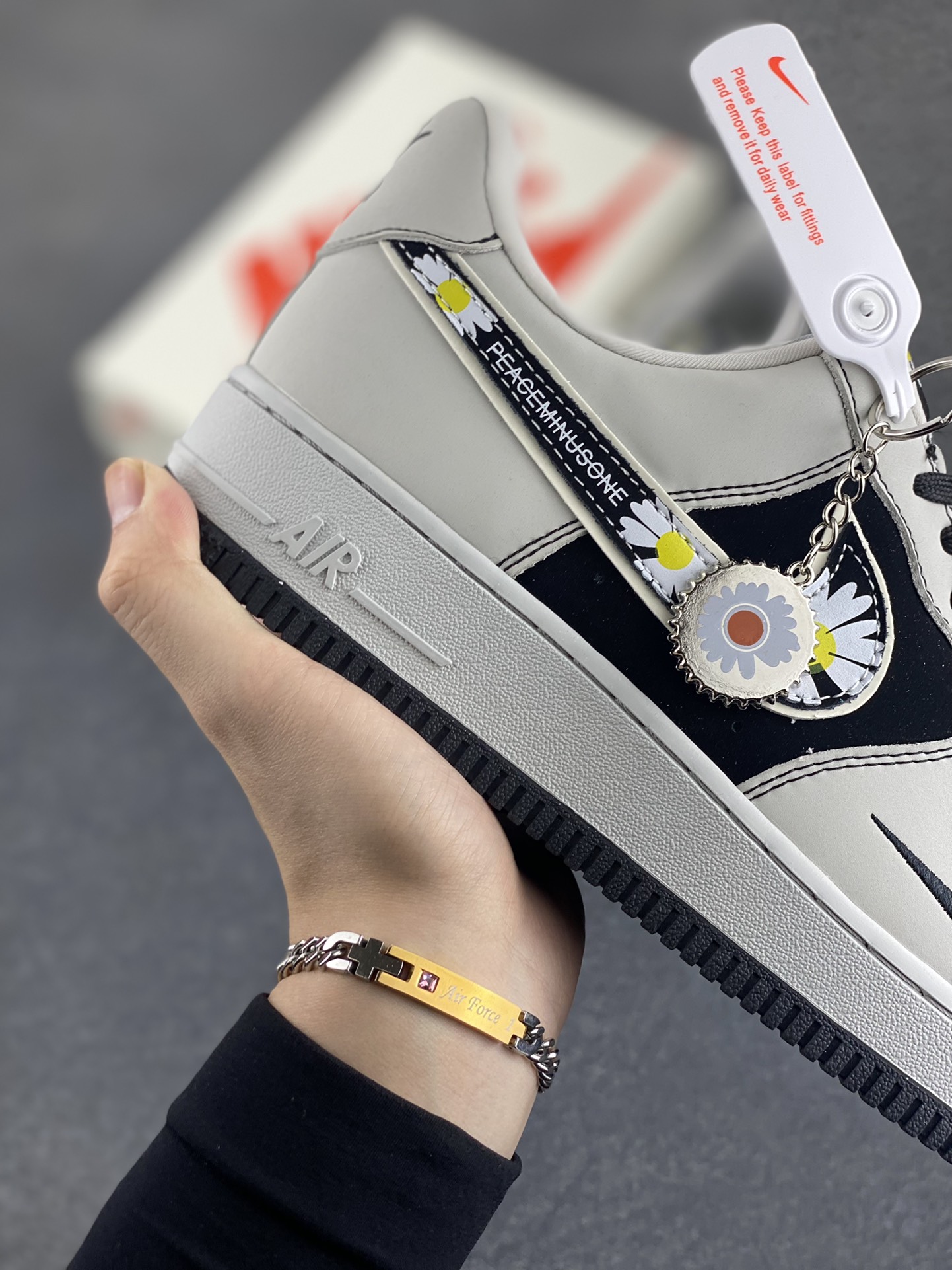 图片[6]-NIke Air Force 1 \’07 Low “权志龙联名——菊花勾”空军一号 低帮 运动鞋 休闲鞋 折边针车 工艺难度大 原楦头原纸板 原装鞋盒 定制五金配件 内置全掌气垫 原厂鞋底 货号：DF0188-055 尺码：36 36.5 37.5 38 38.5 39 40 40.5 41 42 42.5 43 44 44.5 45-选品中心