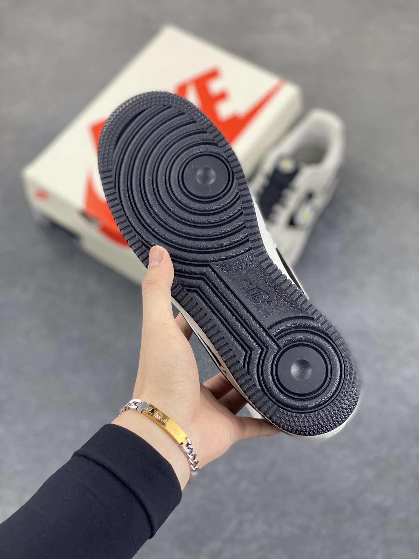 图片[5]-NIke Air Force 1 \’07 Low “权志龙联名——菊花勾”空军一号 低帮 运动鞋 休闲鞋 折边针车 工艺难度大 原楦头原纸板 原装鞋盒 定制五金配件 内置全掌气垫 原厂鞋底 货号：DF0188-055 尺码：36 36.5 37.5 38 38.5 39 40 40.5 41 42 42.5 43 44 44.5 45-选品中心