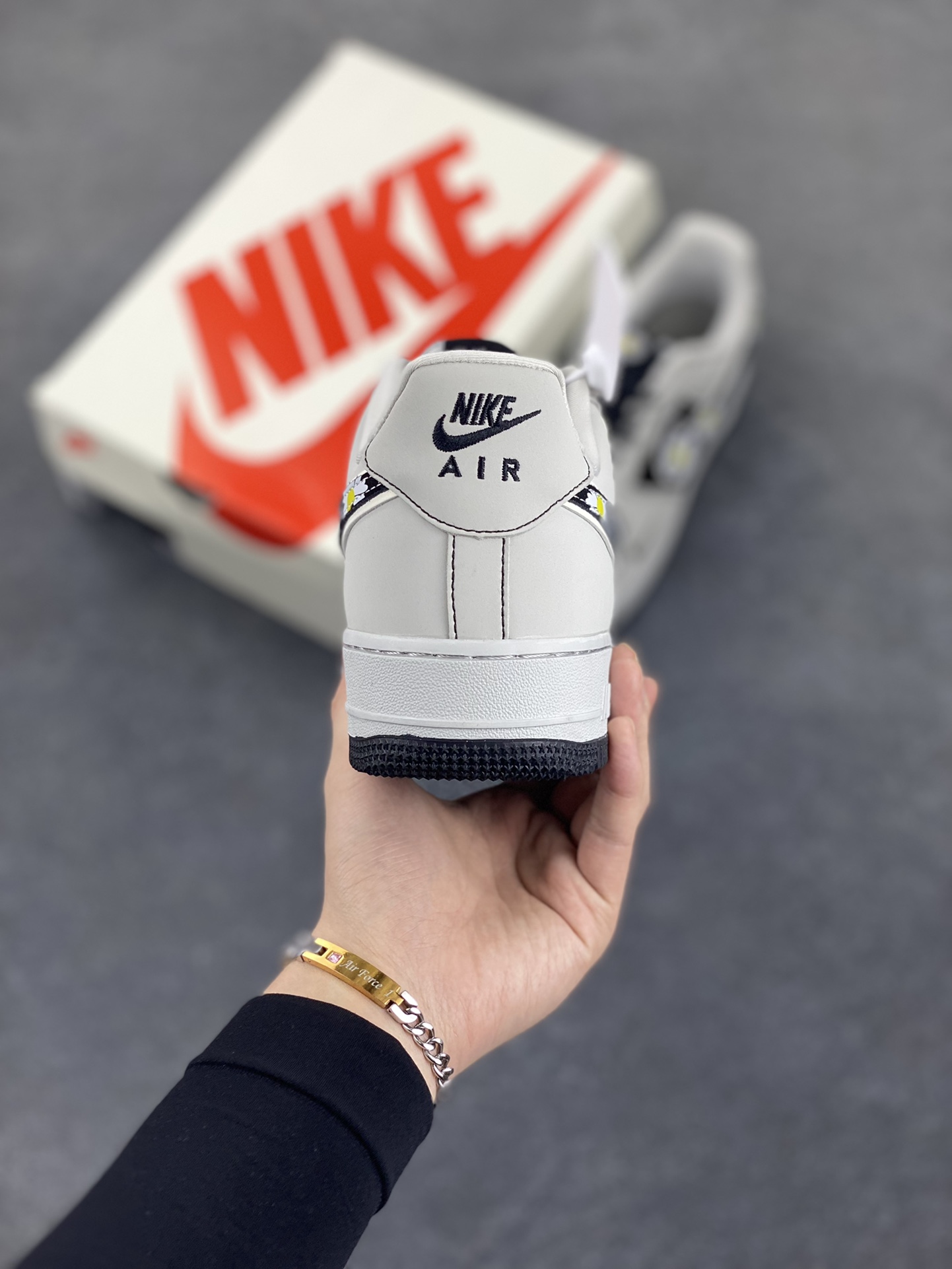 图片[4]-NIke Air Force 1 \’07 Low “权志龙联名——菊花勾”空军一号 低帮 运动鞋 休闲鞋 折边针车 工艺难度大 原楦头原纸板 原装鞋盒 定制五金配件 内置全掌气垫 原厂鞋底 货号：DF0188-055 尺码：36 36.5 37.5 38 38.5 39 40 40.5 41 42 42.5 43 44 44.5 45-选品中心